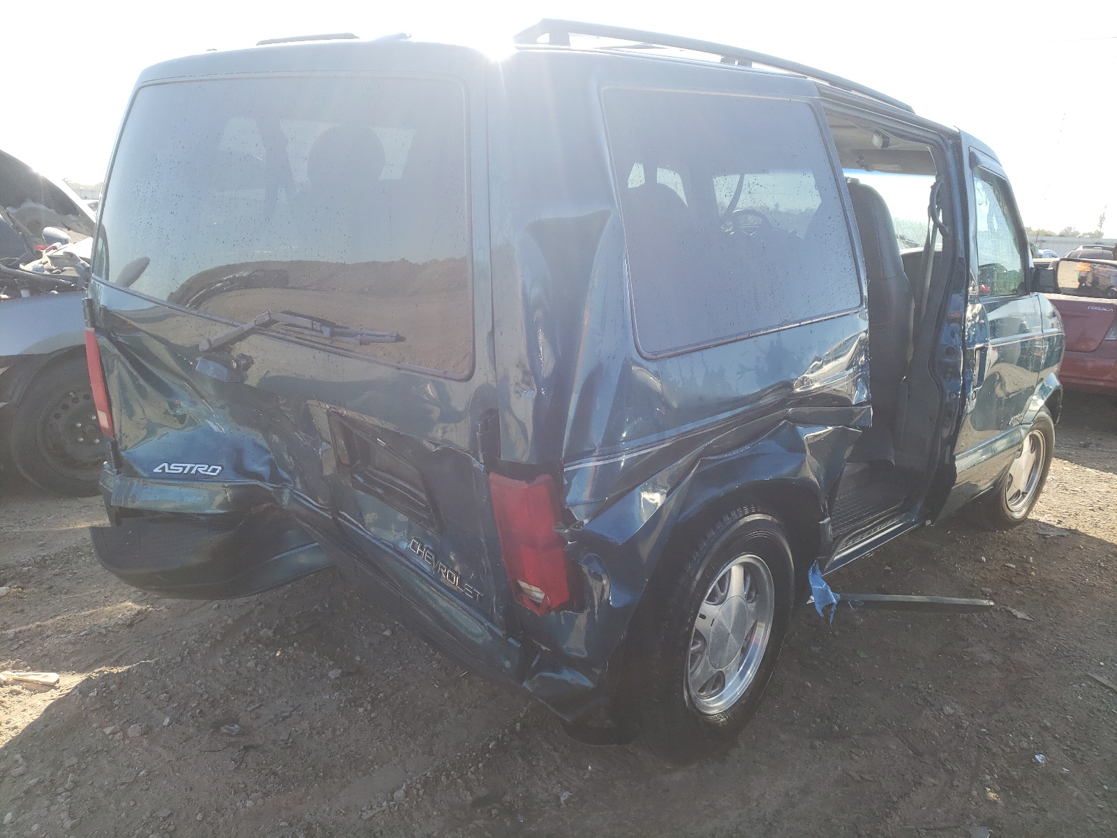 Photo 4 from auction – 2000 CHEVROLET ASTRO with VIN 1GNDM19W8YB208184