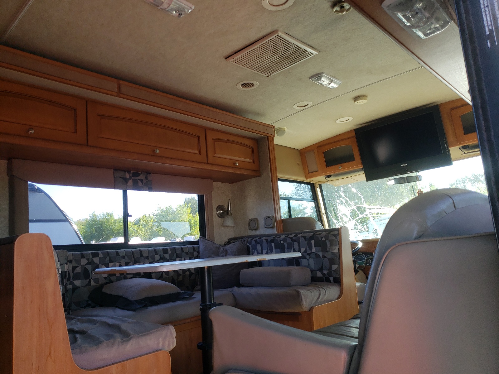 Photo 5 from auction – 2011 WINNEBAGO MOTORHOME with VIN 5B4MP67G7B3440145