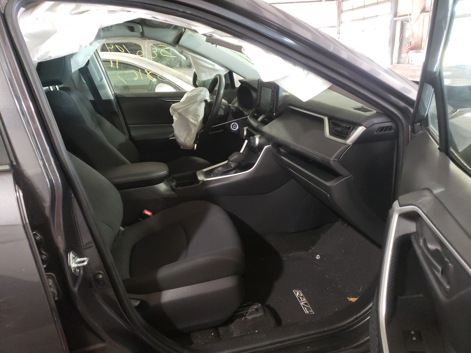 Photo 5 from auction – 2019 TOYOTA RAV4 LE with VIN JTMF1RFVXKJ015701