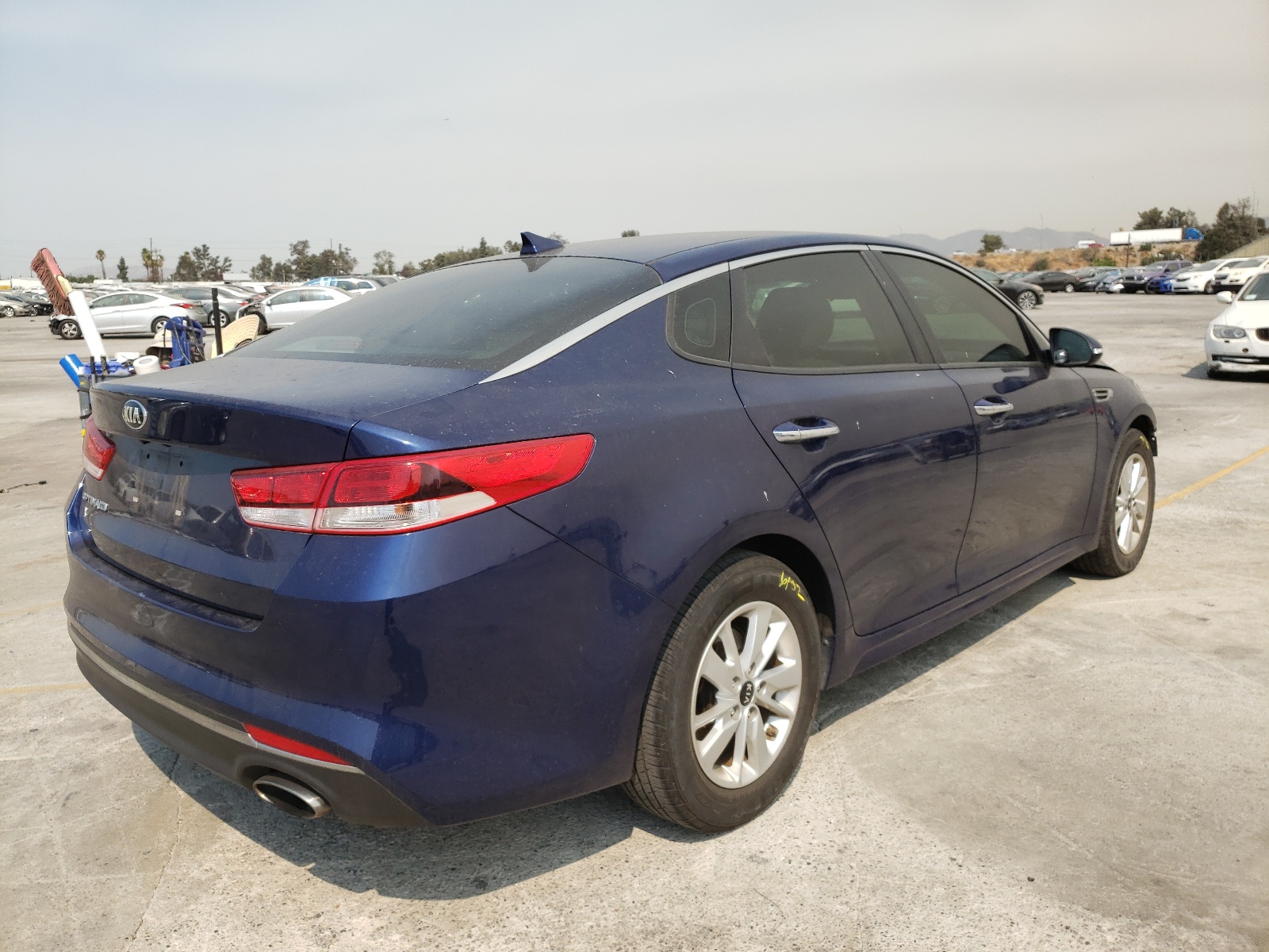 Photo 4 from auction – 2017 KIA OPTIMA LX with VIN 5XXGT4L32HG152035
