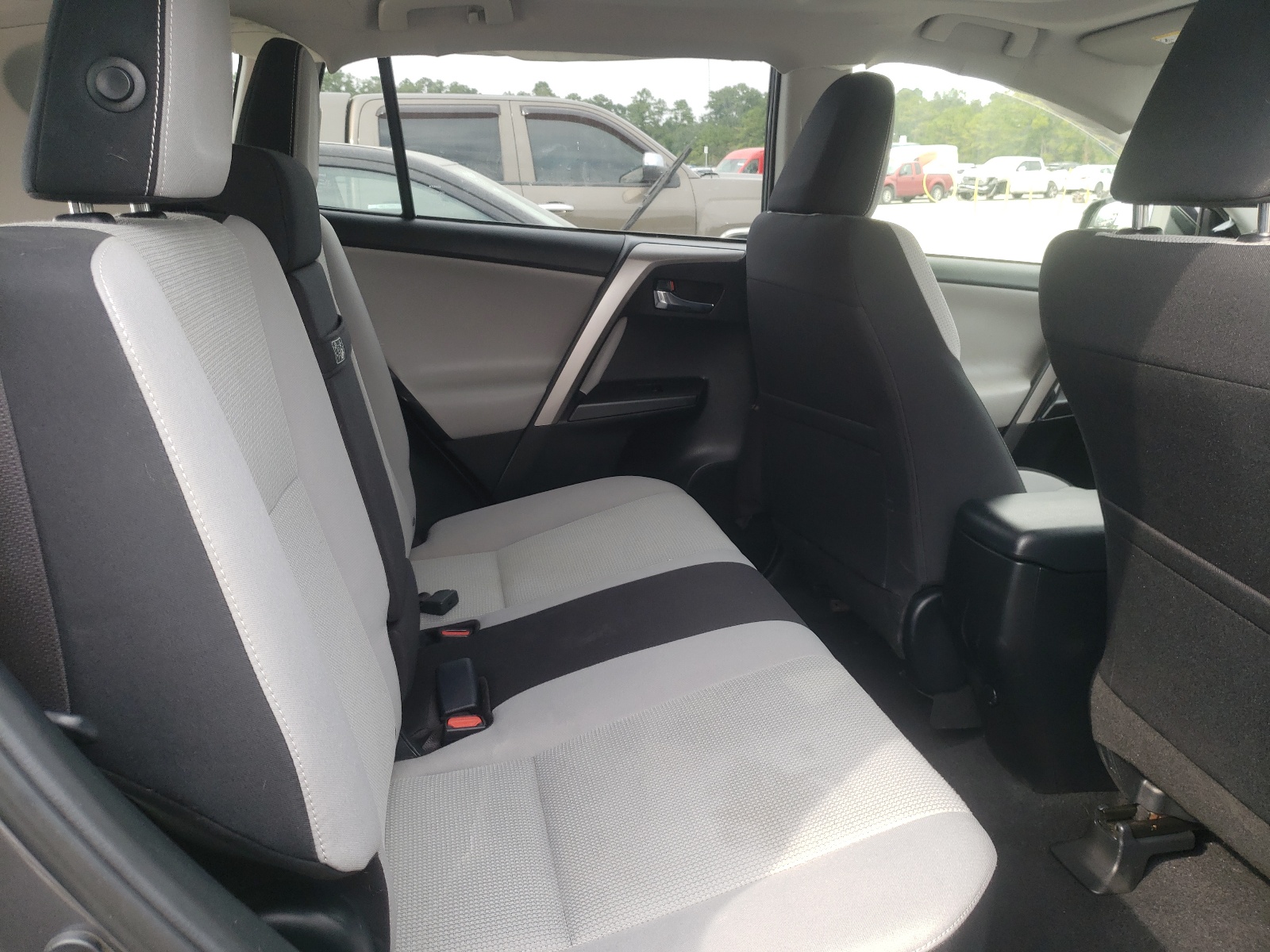 Photo 6 from auction – 2017 TOYOTA RAV4 HV LE with VIN JTMRJREV5HD079649