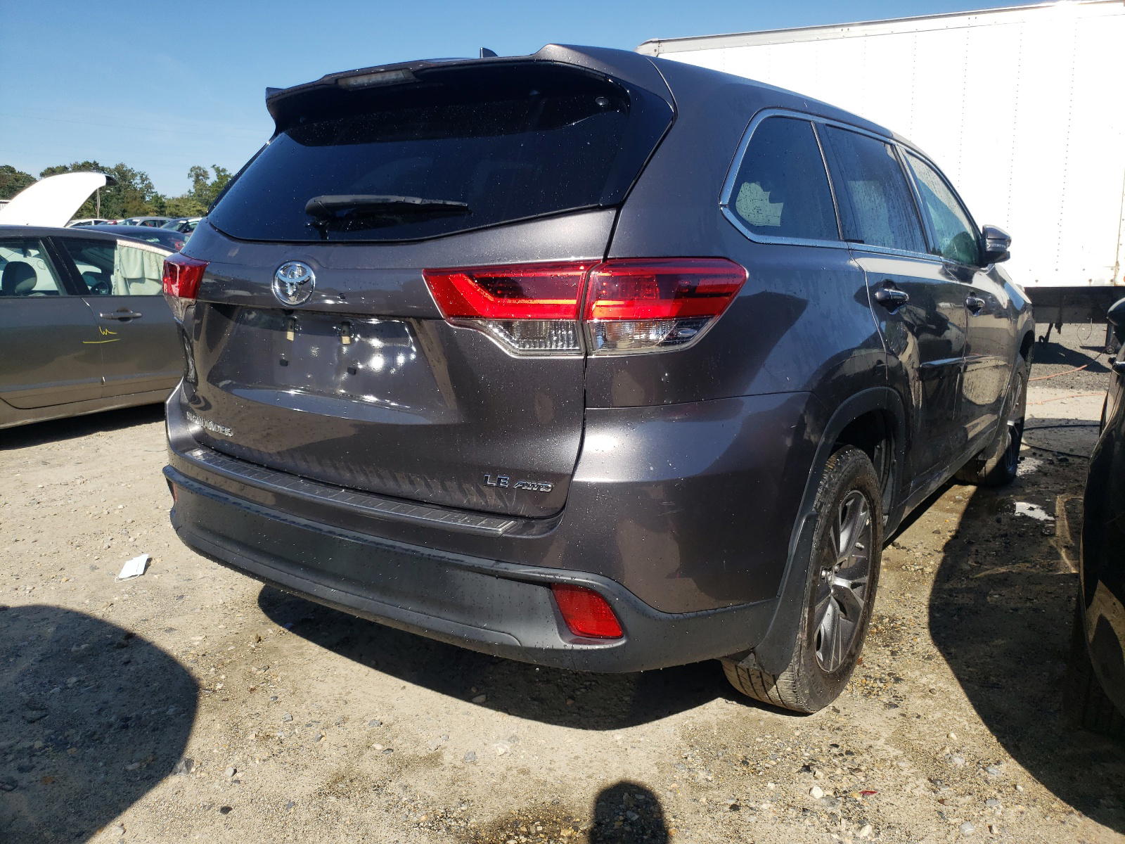 Photo 4 from auction – 2018 TOYOTA HIGHLANDER with VIN 5TDBZRFH3JS882845