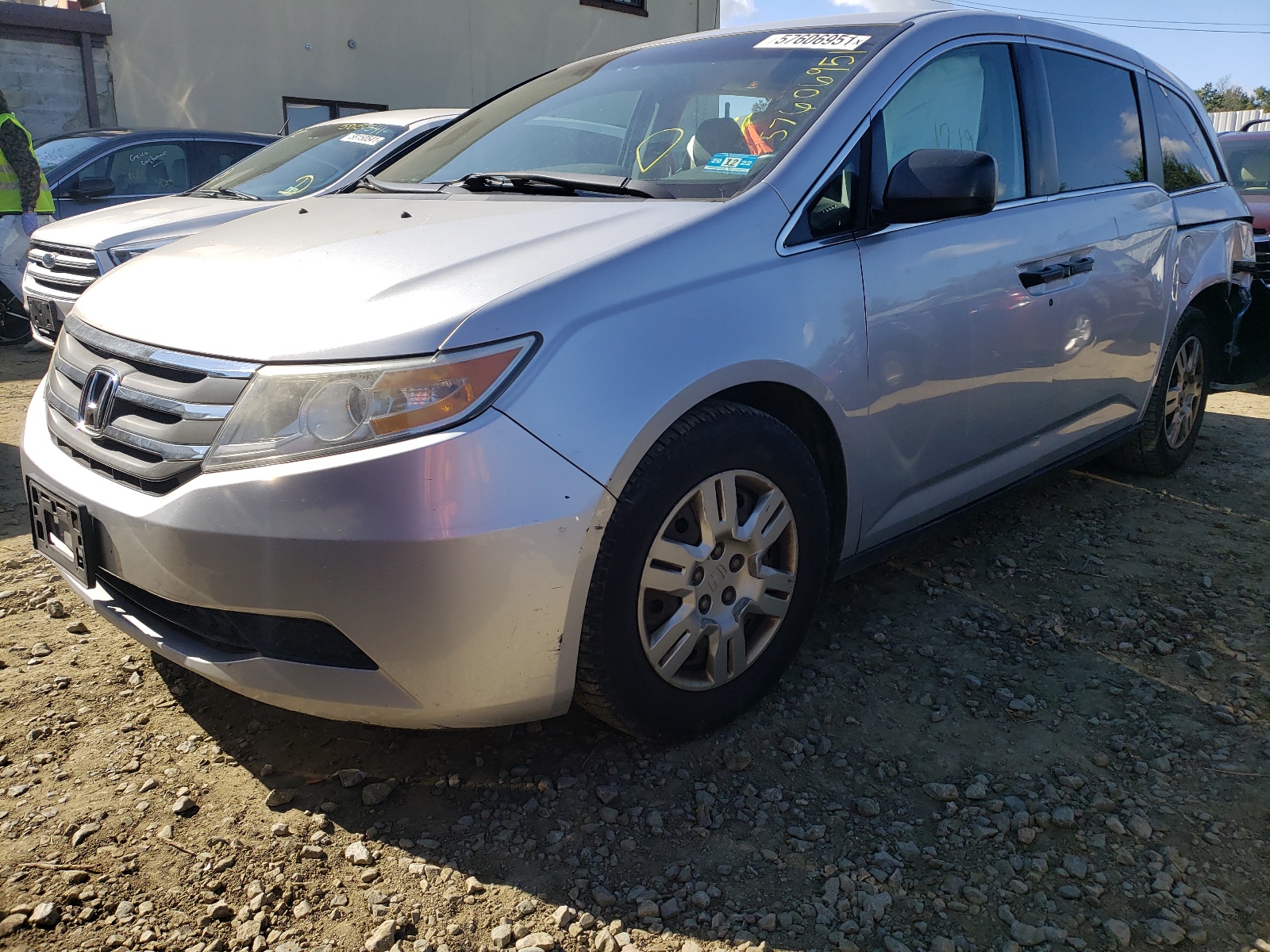 Photo 2 from auction – 2011 HONDA ODYSSEY LX with VIN 5FNRL5H23BB040756