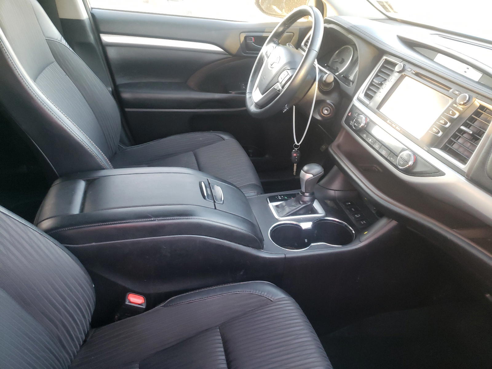 Photo 5 from auction – 2018 TOYOTA HIGHLANDER with VIN 5TDBZRFH3JS882845