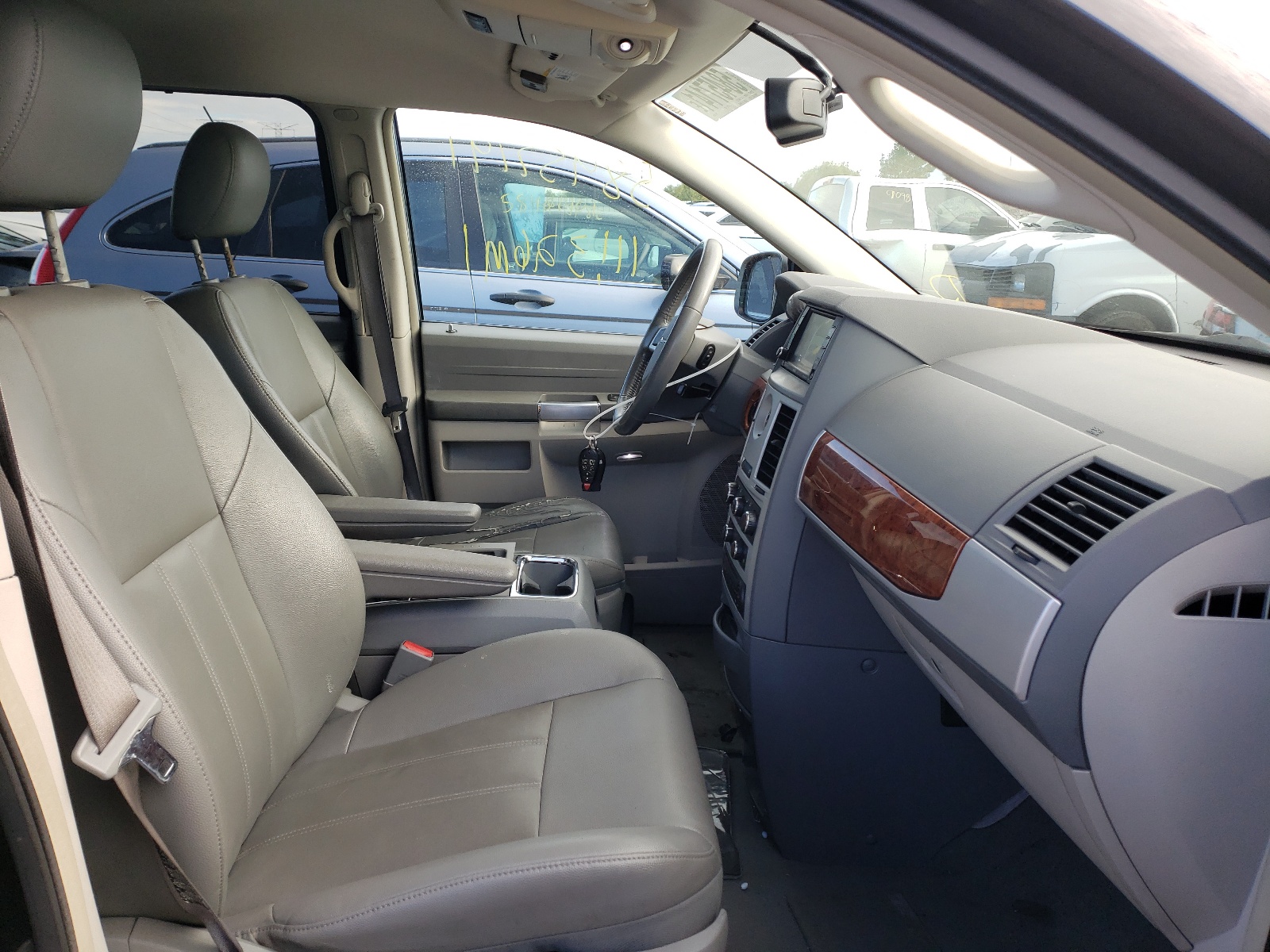 Photo 5 from auction – 2008 CHRYSLER TOWN & COU with VIN 2A8HR54PX8R820240