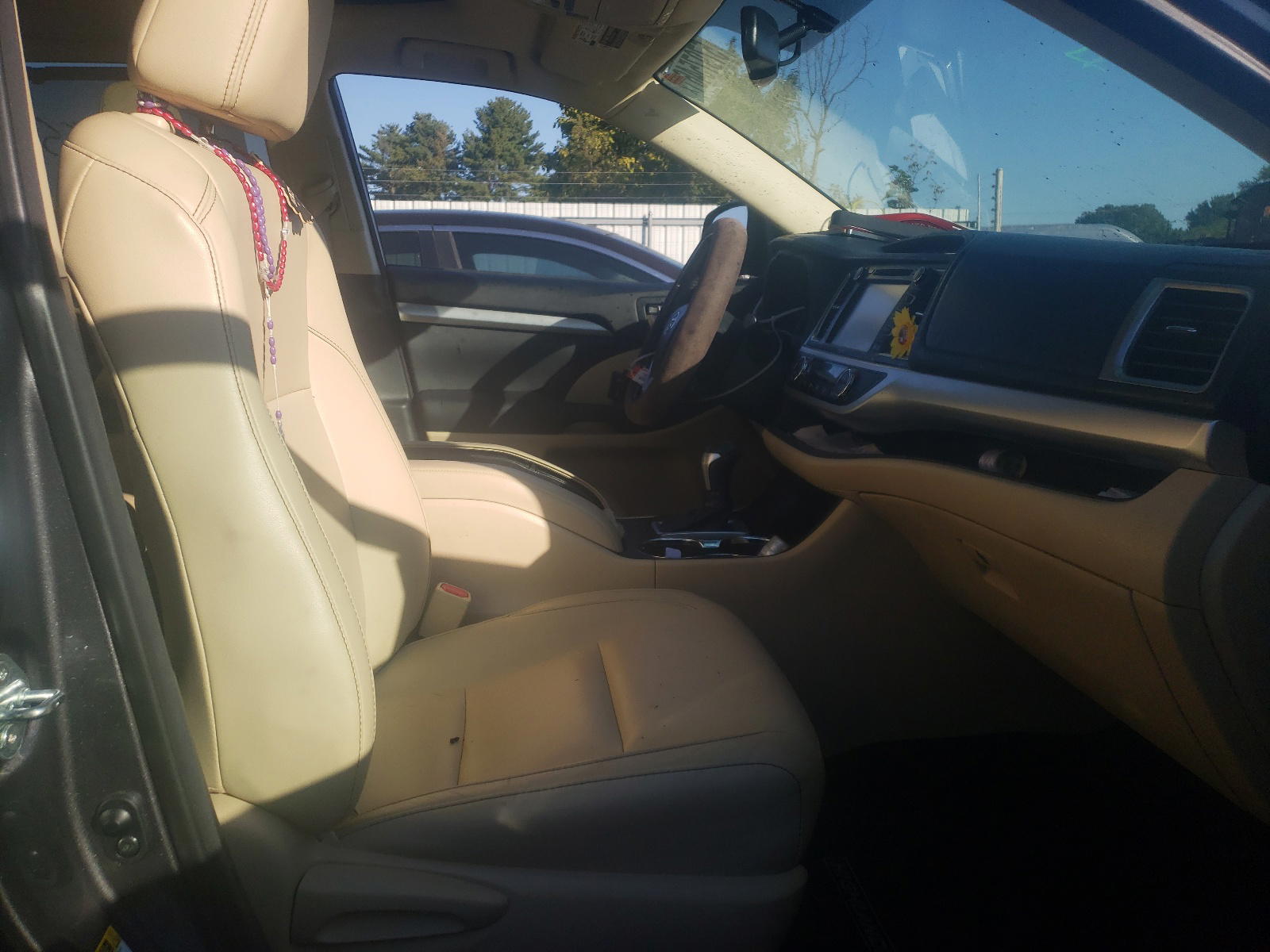 Photo 5 from auction – 2014 TOYOTA HIGHLANDER with VIN 5TDJKRFH8ES060581