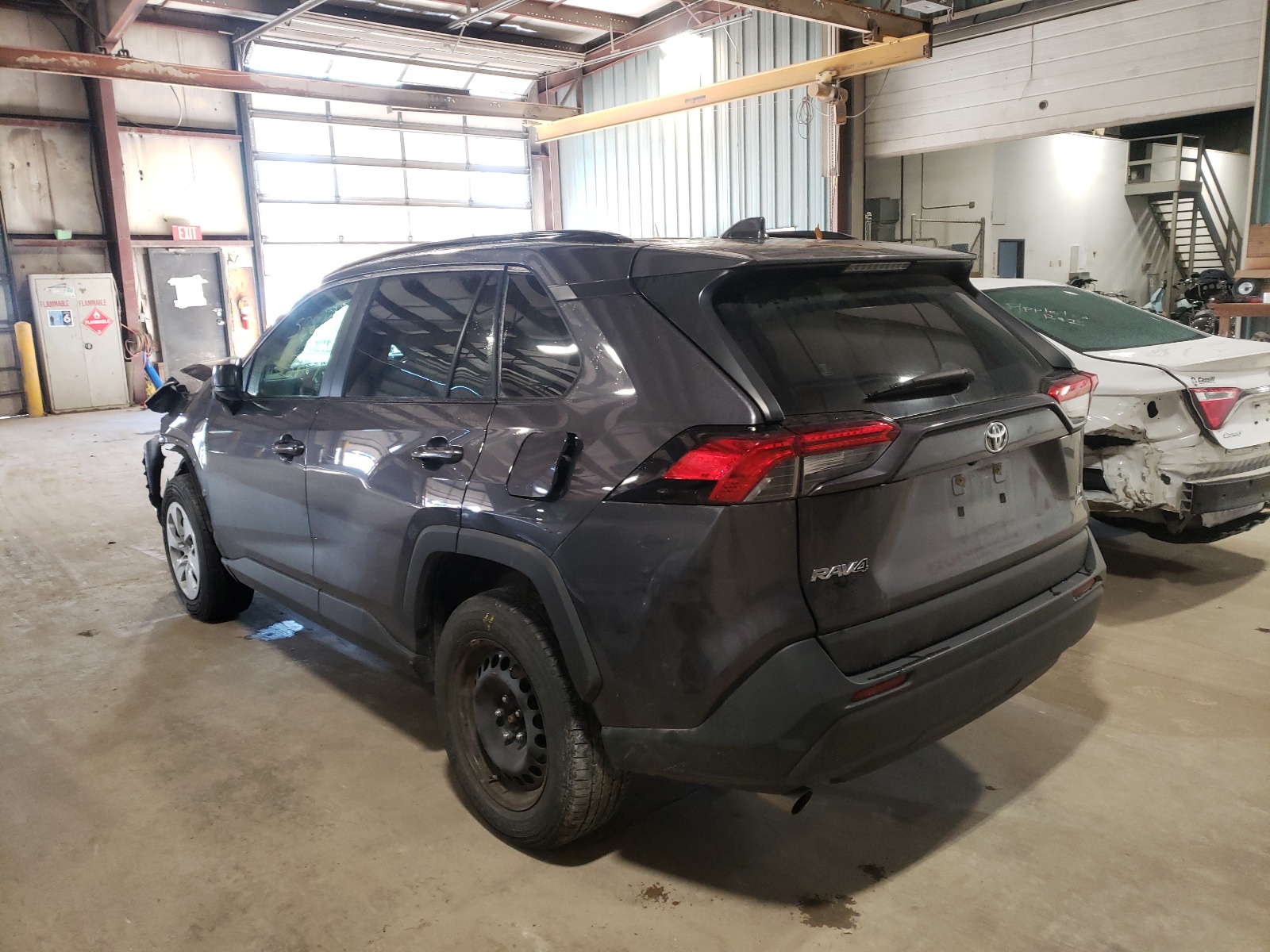 Photo 3 from auction – 2019 TOYOTA RAV4 LE with VIN JTMF1RFVXKJ015701