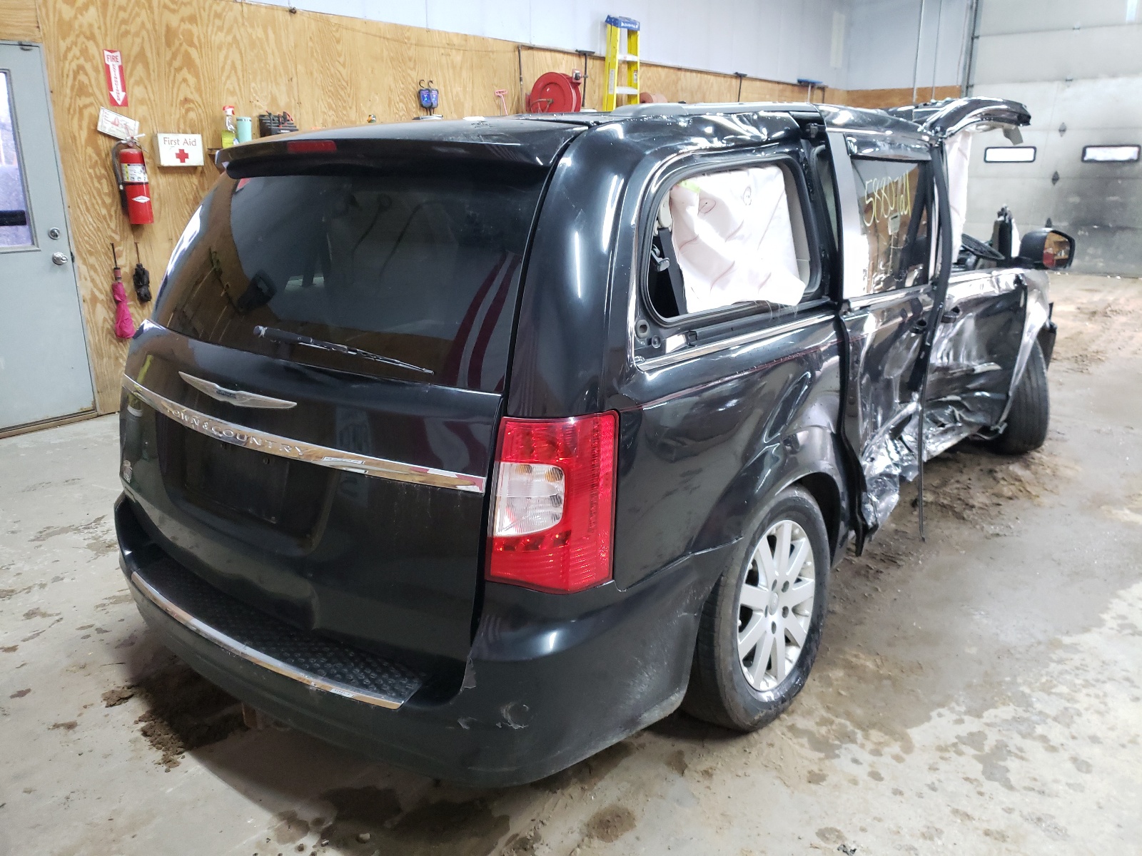 Photo 4 from auction – 2014 CHRYSLER TOWN & COU with VIN 2C4RC1BG1ER125679