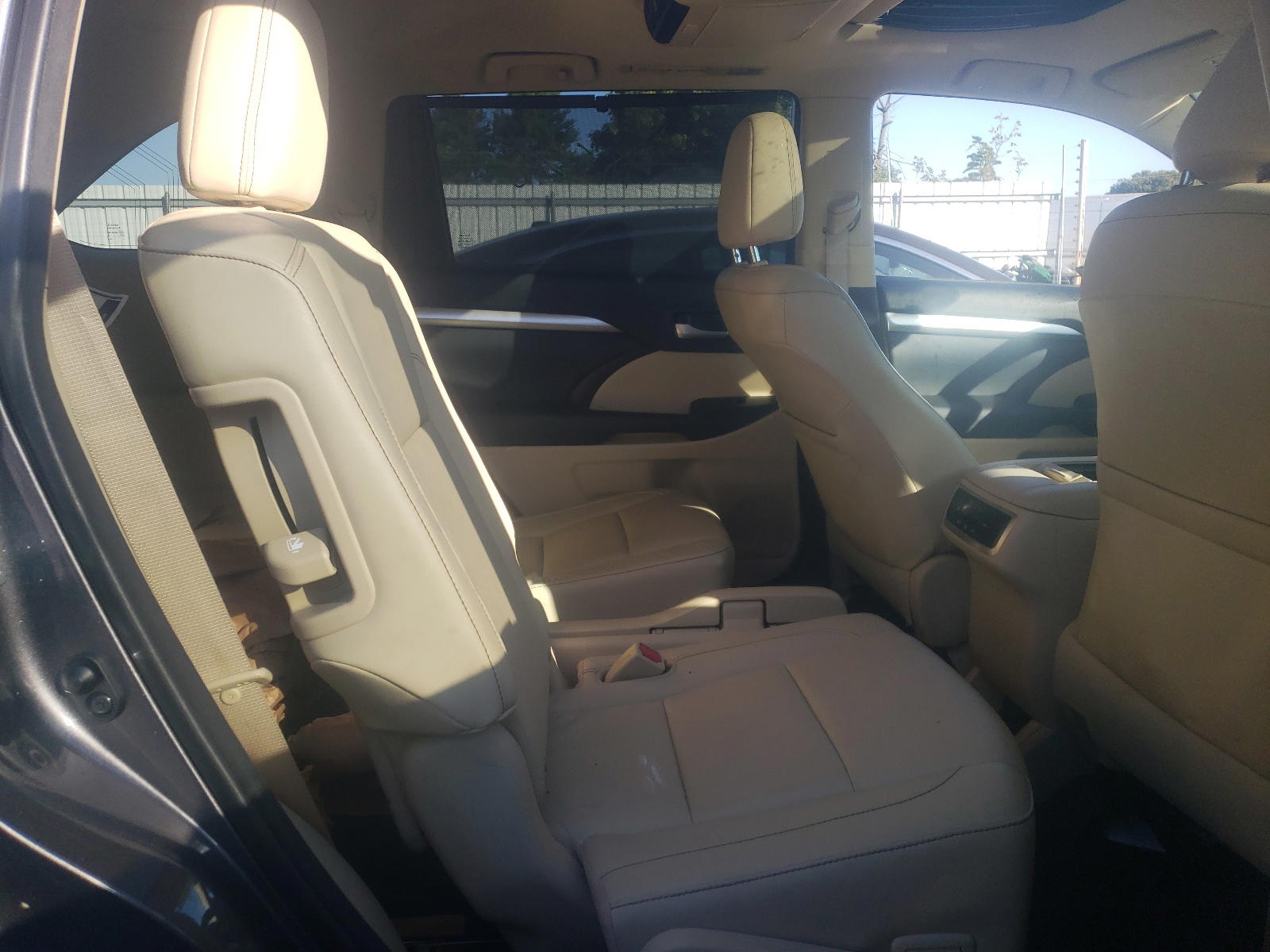 Photo 6 from auction – 2014 TOYOTA HIGHLANDER with VIN 5TDJKRFH8ES060581