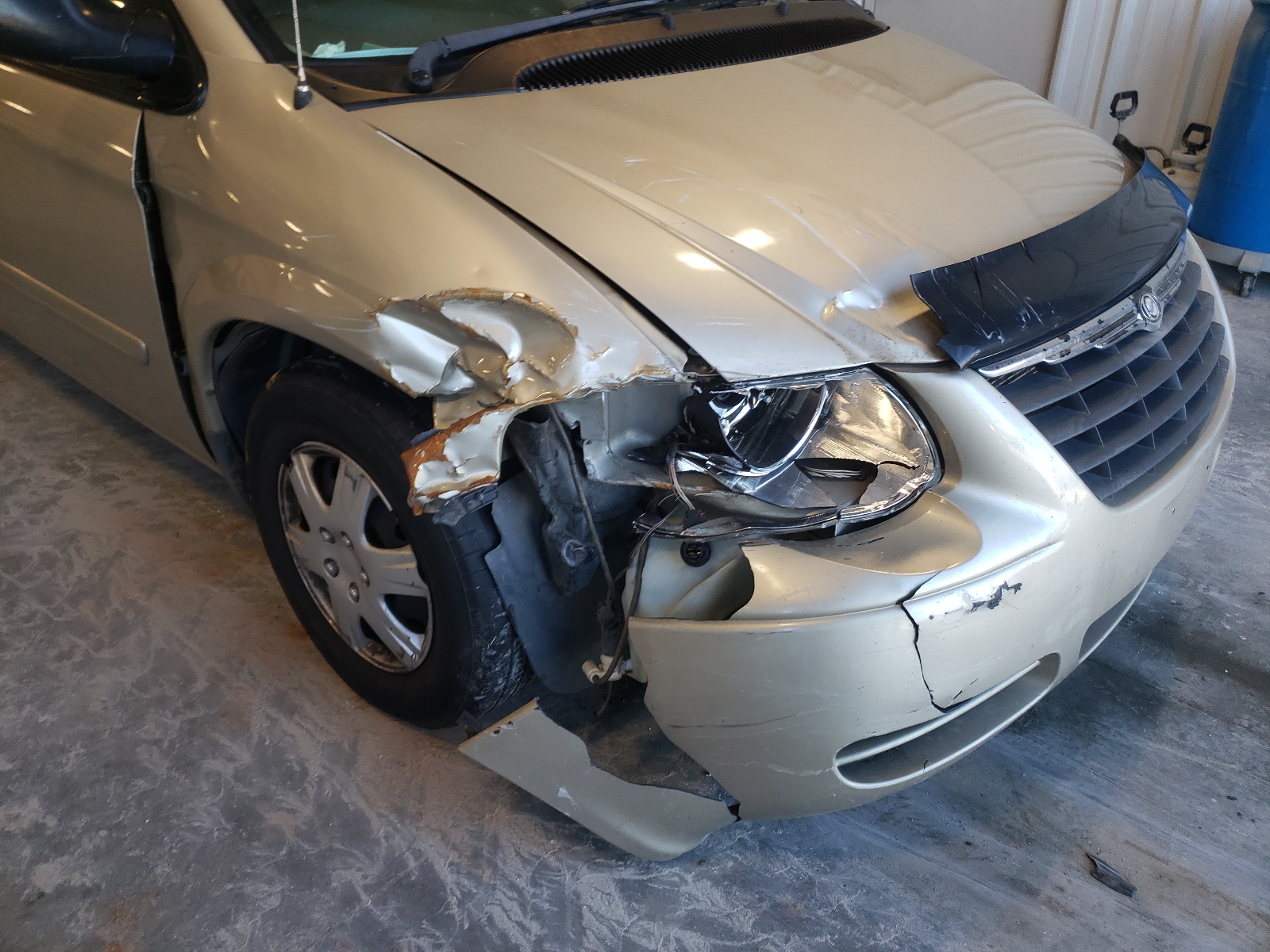 Photo 9 from auction – 2005 CHRYSLER TOWN & COU with VIN 2C4GP44R25R197292