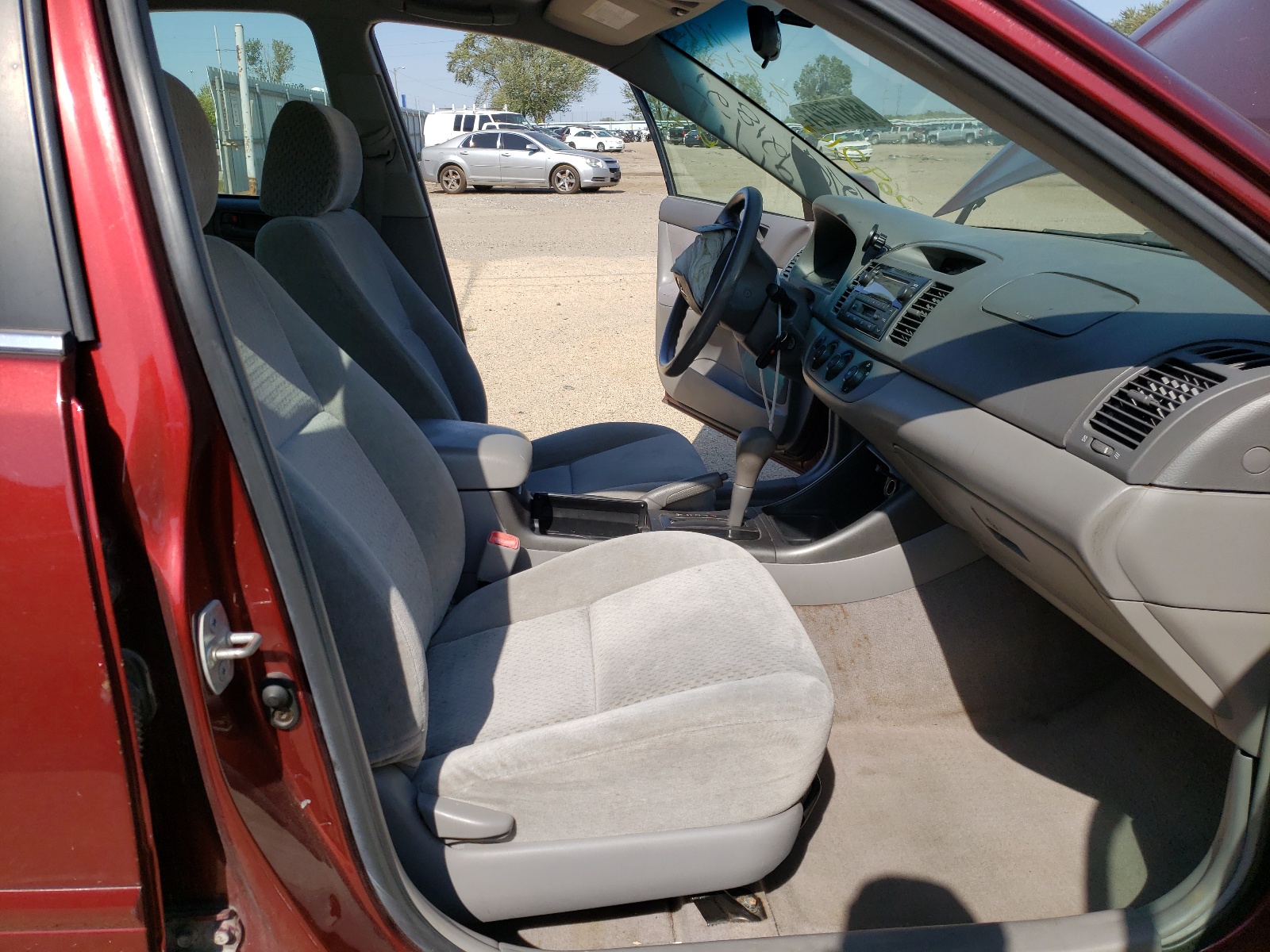 Photo 5 from auction – 2004 TOYOTA CAMRY LE with VIN 4T1BE32K04U369218