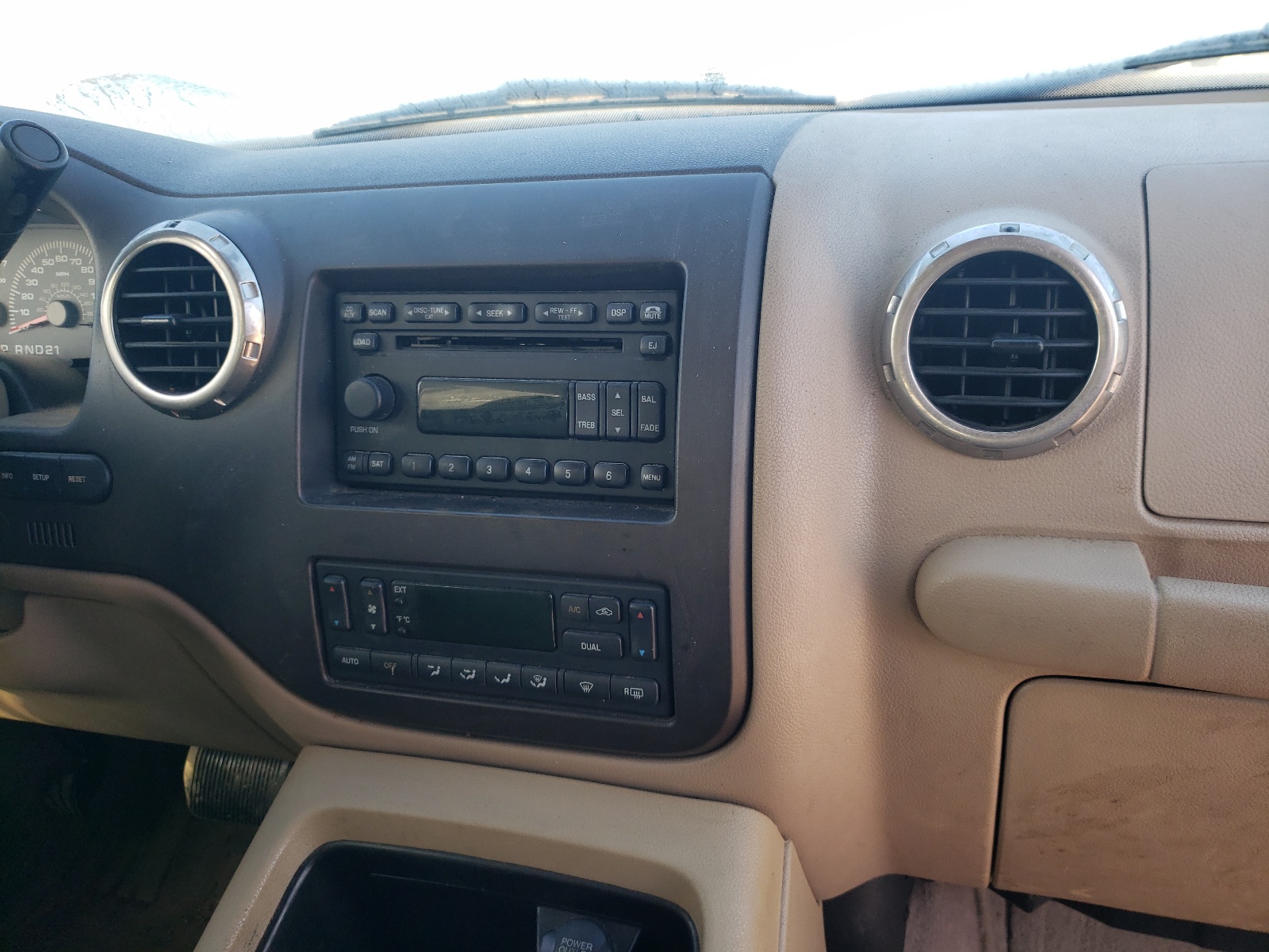 Photo 9 from auction – 2004 FORD EXPEDITION with VIN 1FMFU17L84LB12114
