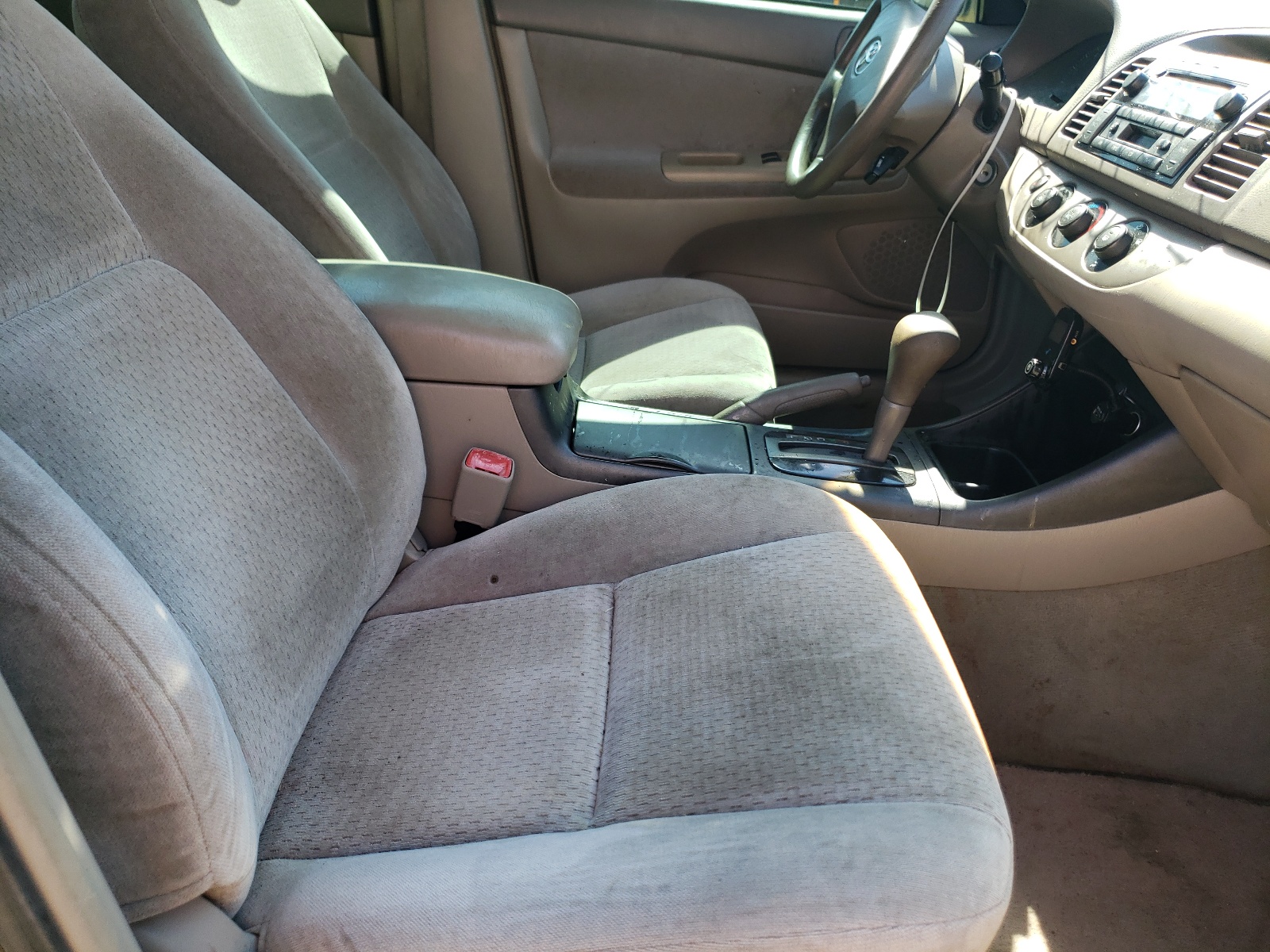 Photo 5 from auction – 2004 TOYOTA CAMRY LE with VIN 4T1BE32K24U925500