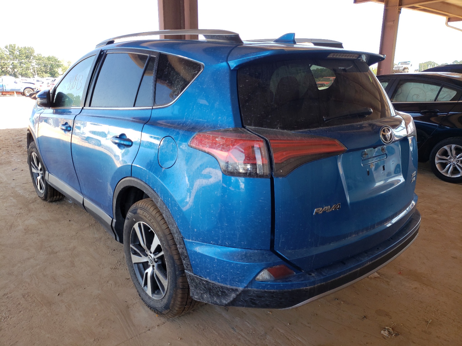 Photo 3 from auction – 2017 TOYOTA RAV4 XLE with VIN 2T3RFREV7HW578571