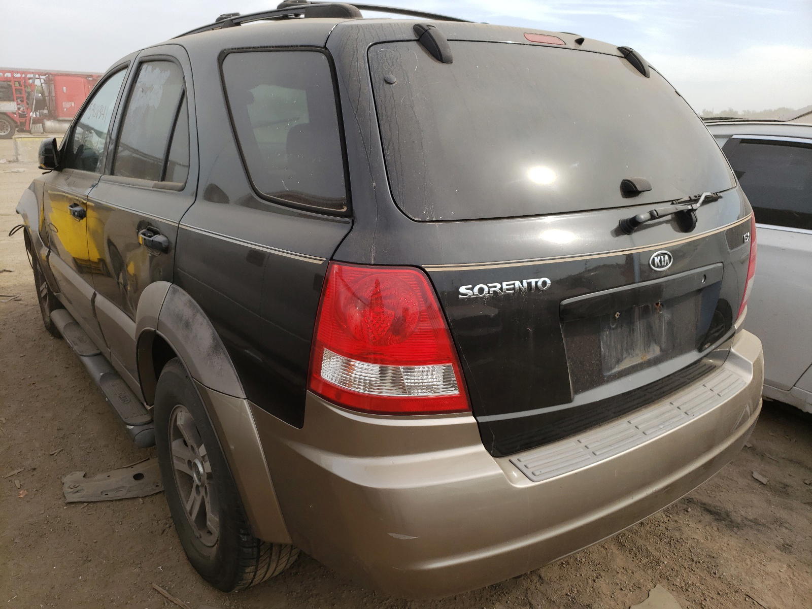 Photo 3 from auction – 2004 KIA SORENTO EX with VIN KNDJD733445194497