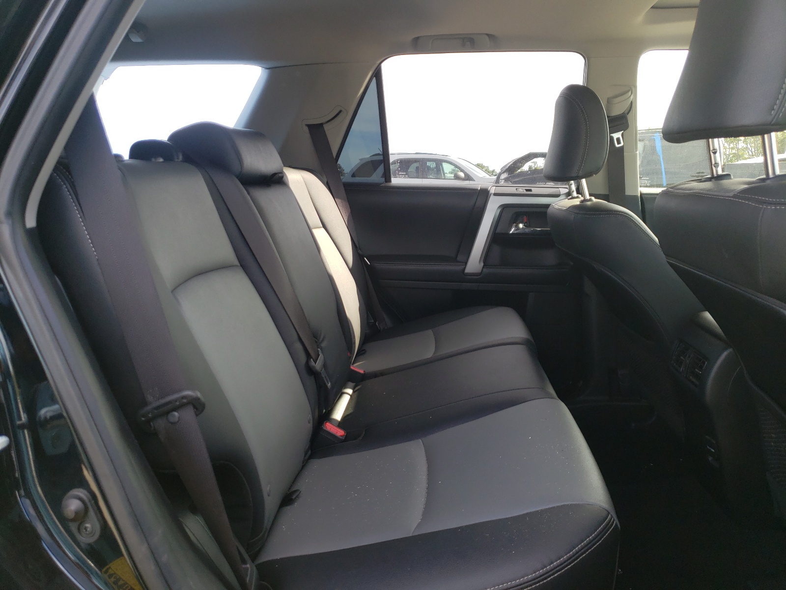 Photo 6 from auction – 2019 TOYOTA 4RUNNER SR with VIN JTEBU5JRXK5719037