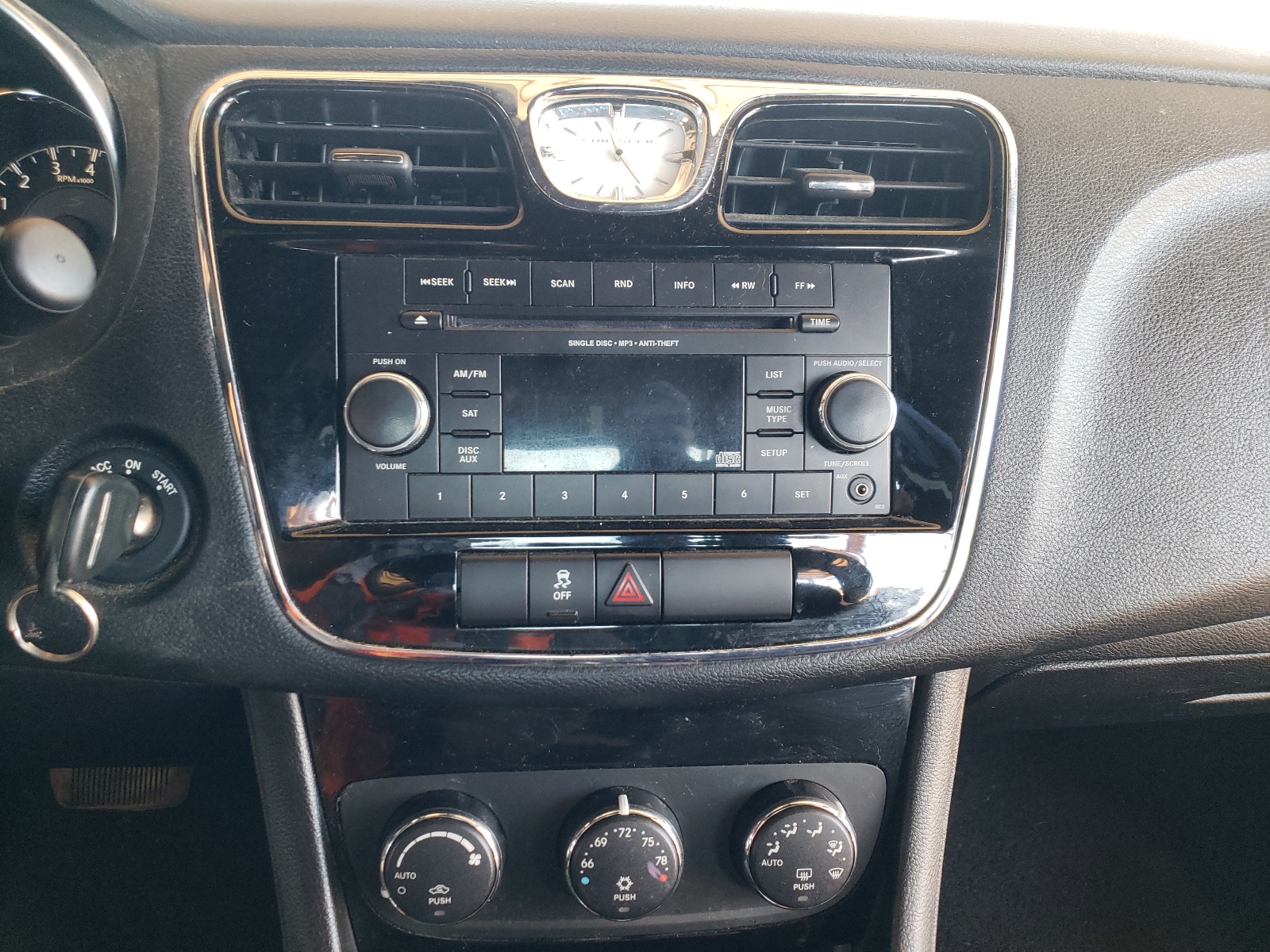 Photo 9 from auction – 2014 CHRYSLER 200 TOURIN with VIN 1C3CCBBB2EN131881