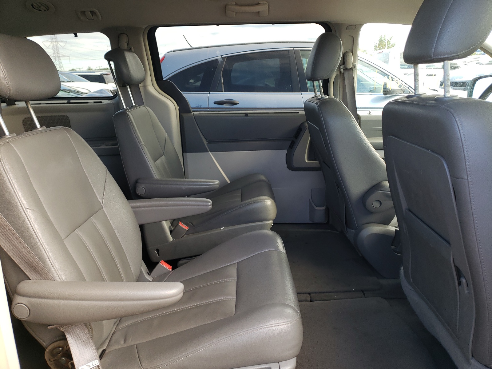 Photo 6 from auction – 2008 CHRYSLER TOWN & COU with VIN 2A8HR54PX8R820240