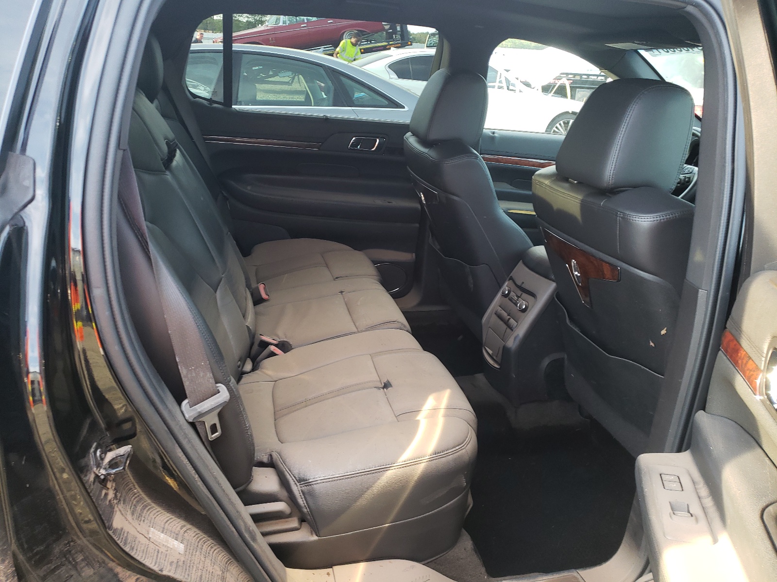 Photo 6 from auction – 2017 LINCOLN MKT with VIN 2LMHJ5NK1HBL01426