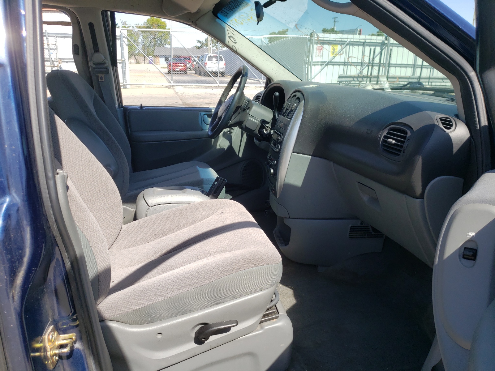 Photo 5 from auction – 2006 CHRYSLER TOWN & COU with VIN 2A4GP54L46R866322