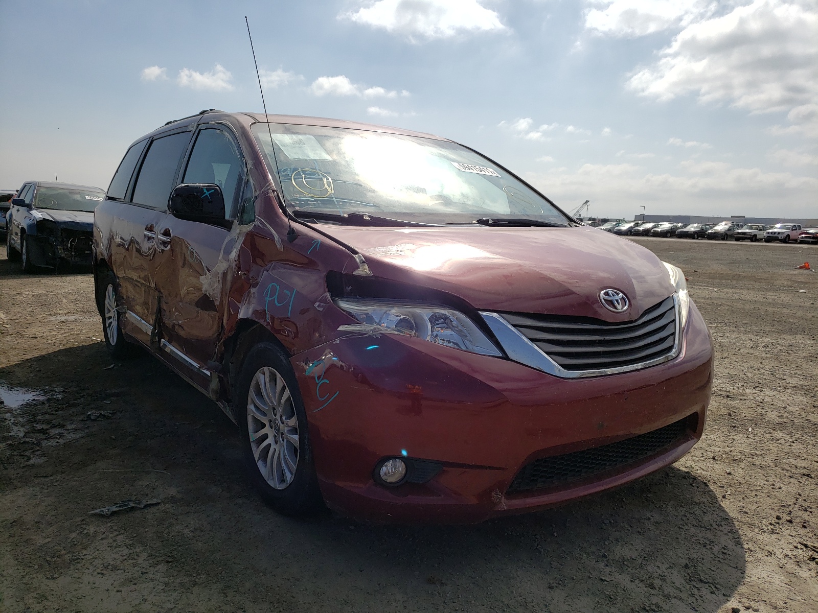 TOYOTA SIENNA XLE 2014 with VIN 5TDYK3DC6ES441476 - Photo from auction