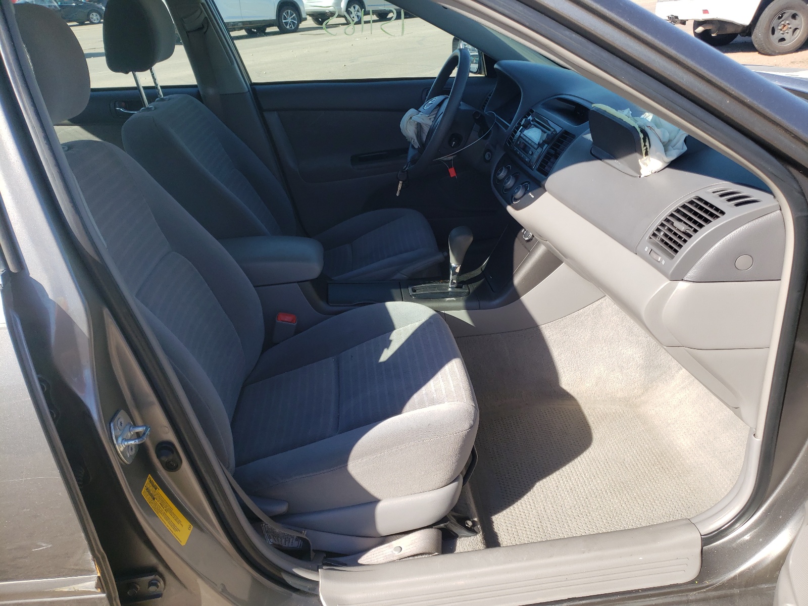 Photo 5 from auction – 2005 TOYOTA CAMRY LE with VIN 4T1BF30K05U612107