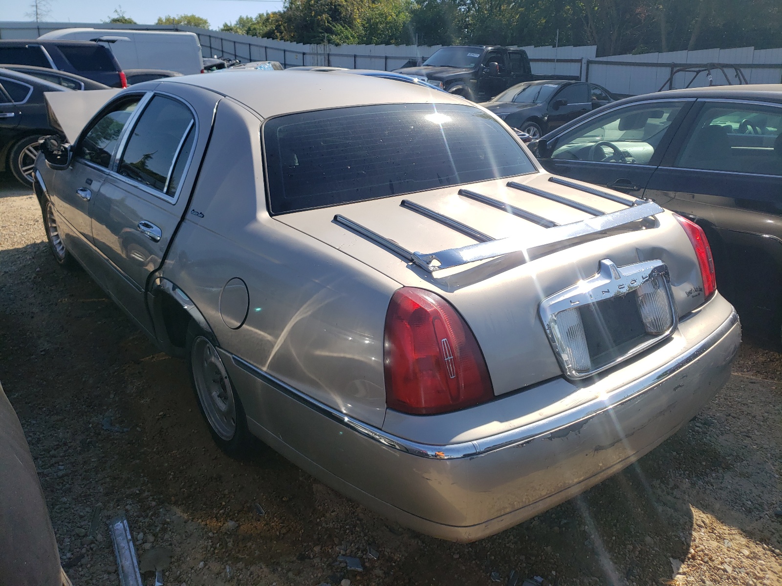 Photo 3 from auction – 1999 LINCOLN TOWN CAR E with VIN 1LNHM81W0XY690705