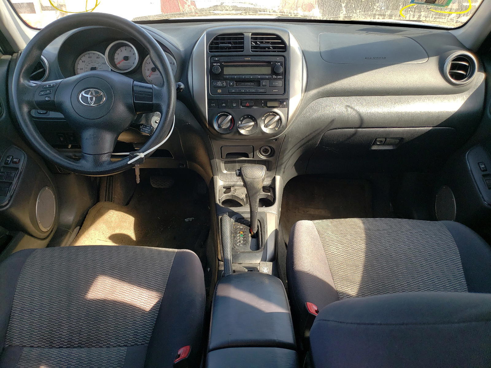 Photo 9 from auction – 2004 TOYOTA RAV4 with VIN JTEGD20V640001617