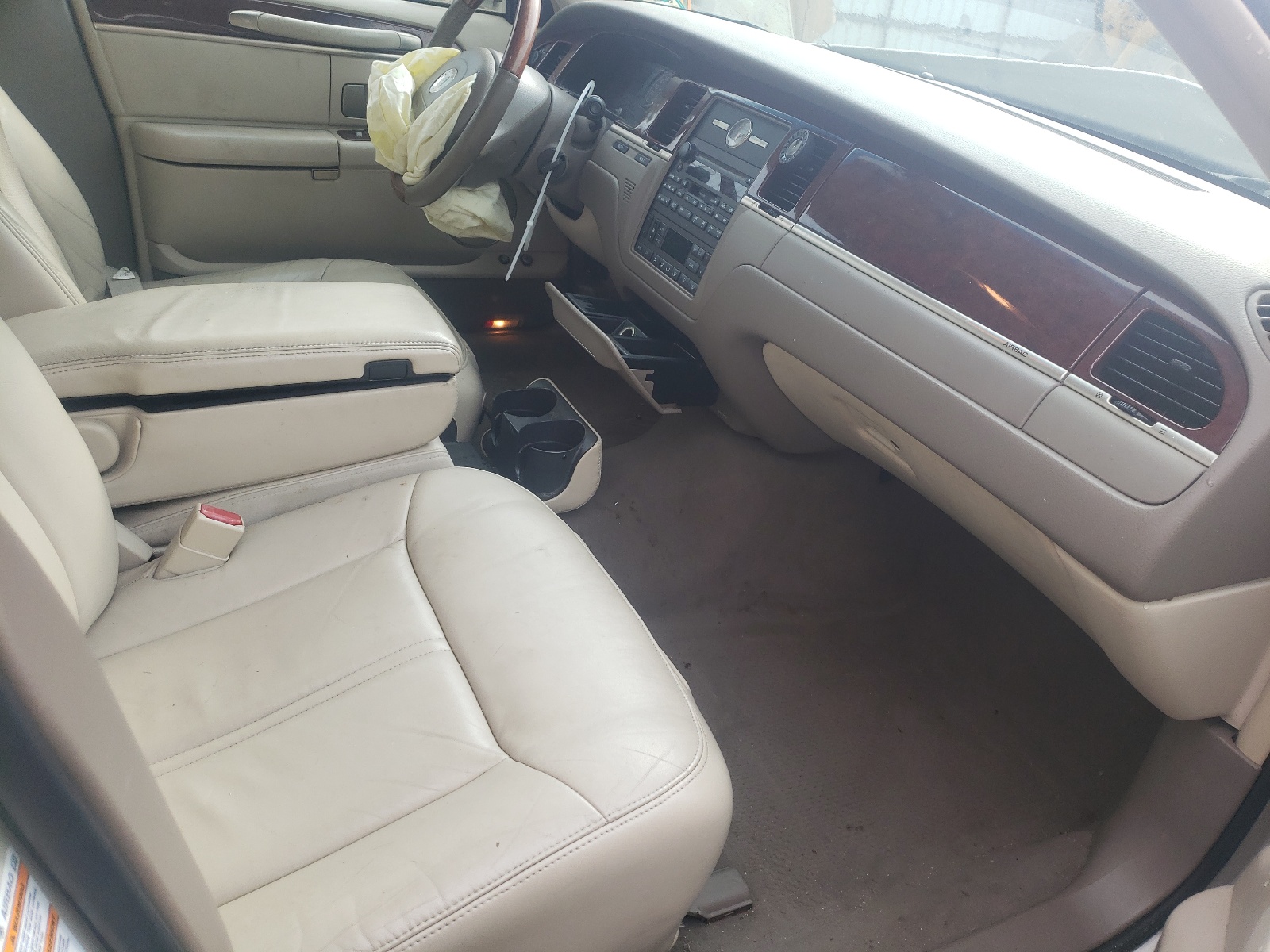 Photo 5 from auction – 2003 LINCOLN TOWN CAR C with VIN 1LNHM83W33Y615570