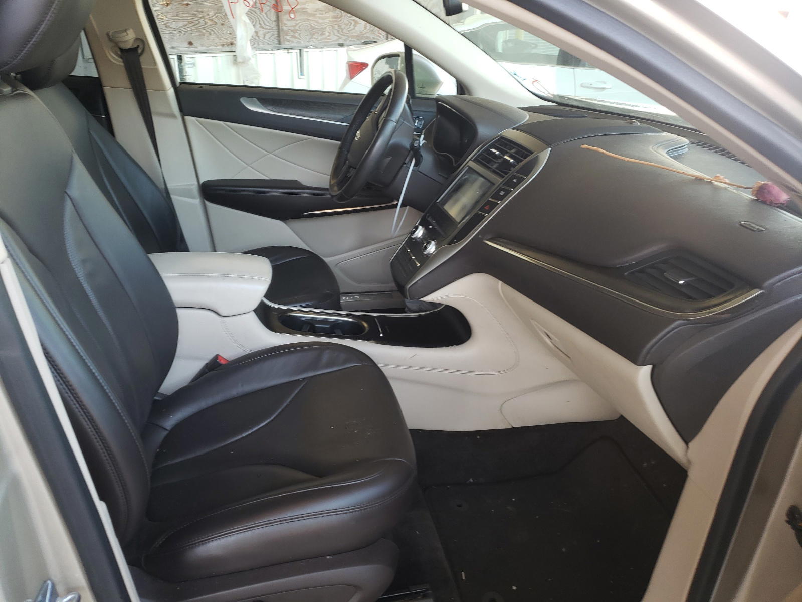 Photo 5 from auction – 2017 LINCOLN MKC RESERV with VIN 5LMCJ3C97HUL50115