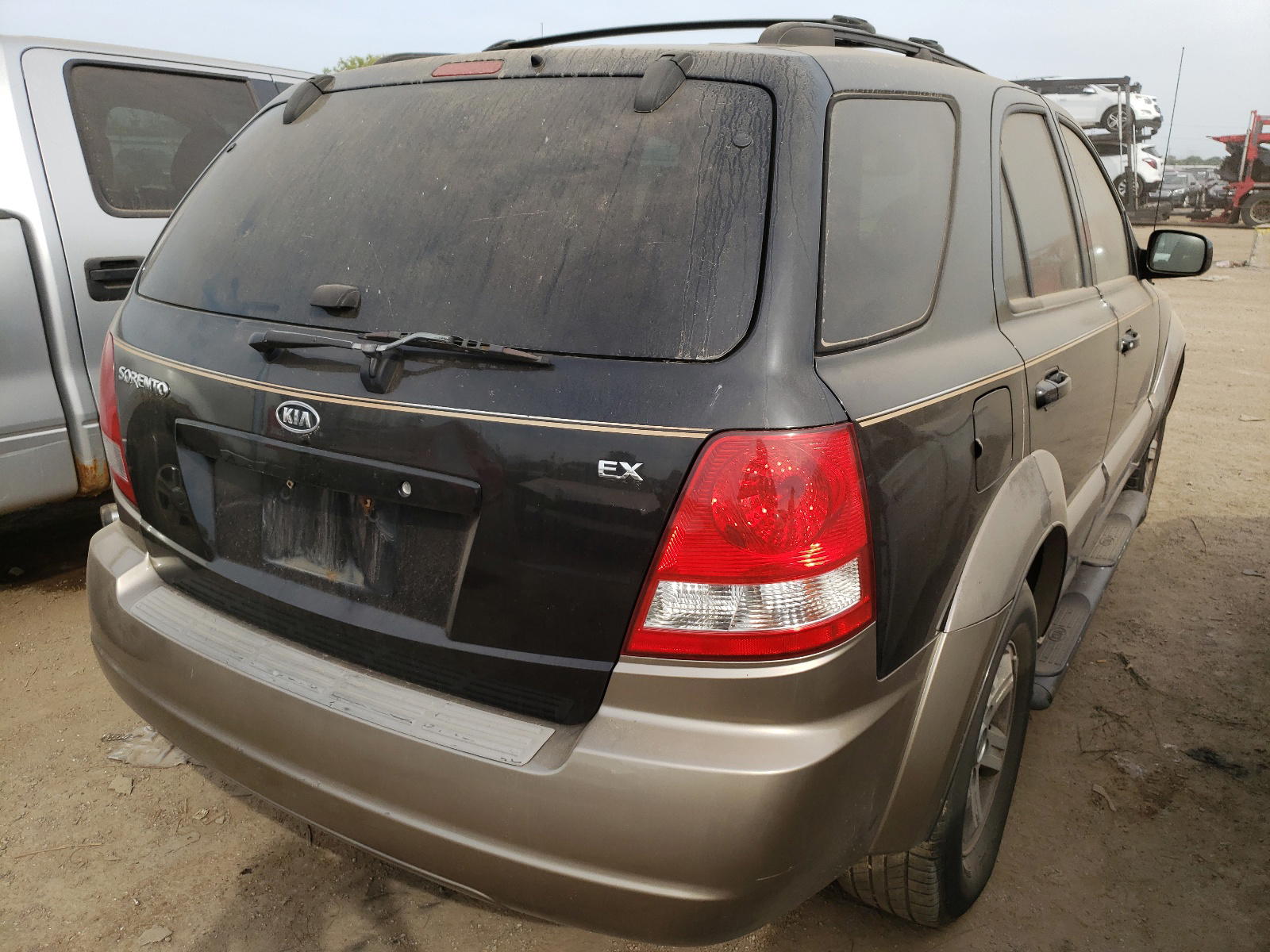 Photo 4 from auction – 2004 KIA SORENTO EX with VIN KNDJD733445194497
