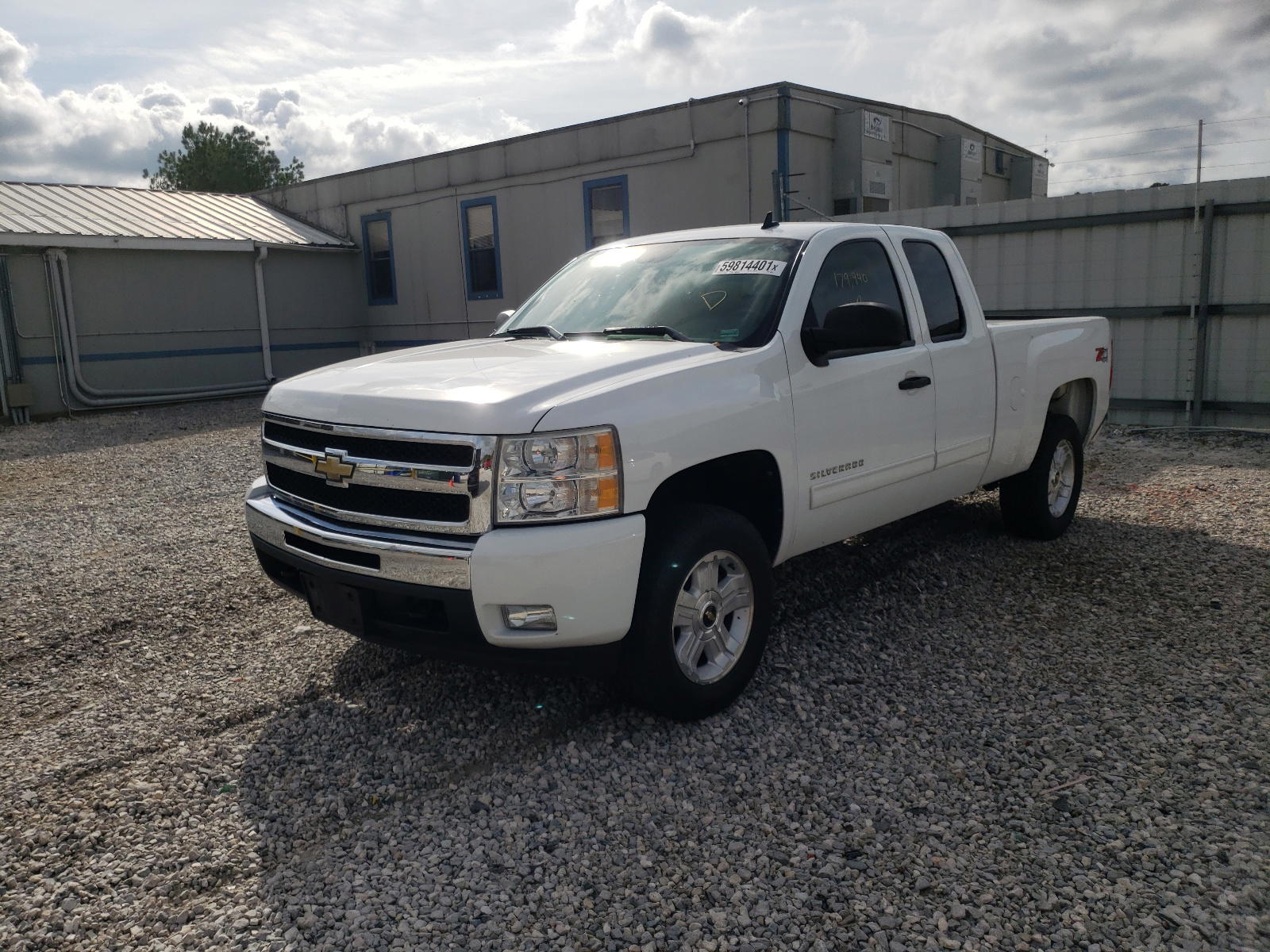 Photo 2 from auction – 2011 CHEVROLET SILVERADO with VIN 1GCRKSE33BZ460185