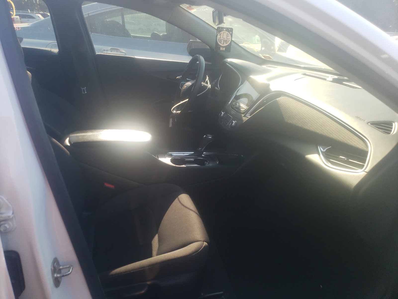 Photo 5 from auction – 2019 CHEVROLET MALIBU LT with VIN 1G1ZD5ST3KF134235