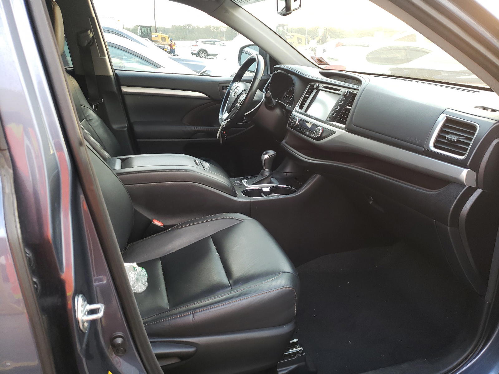 Photo 5 from auction – 2015 TOYOTA HIGHLANDER with VIN 5TDJKRFH5FS117126