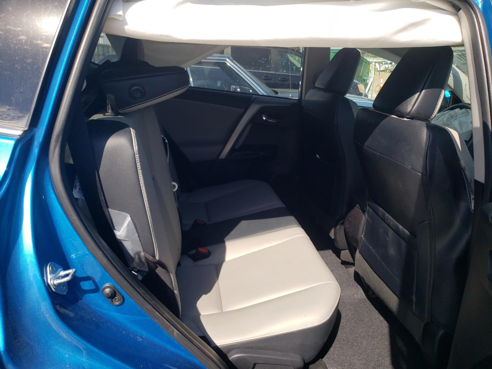Photo 6 from auction – 2017 TOYOTA RAV4 LIMIT with VIN 2T3DFREV0HW544949