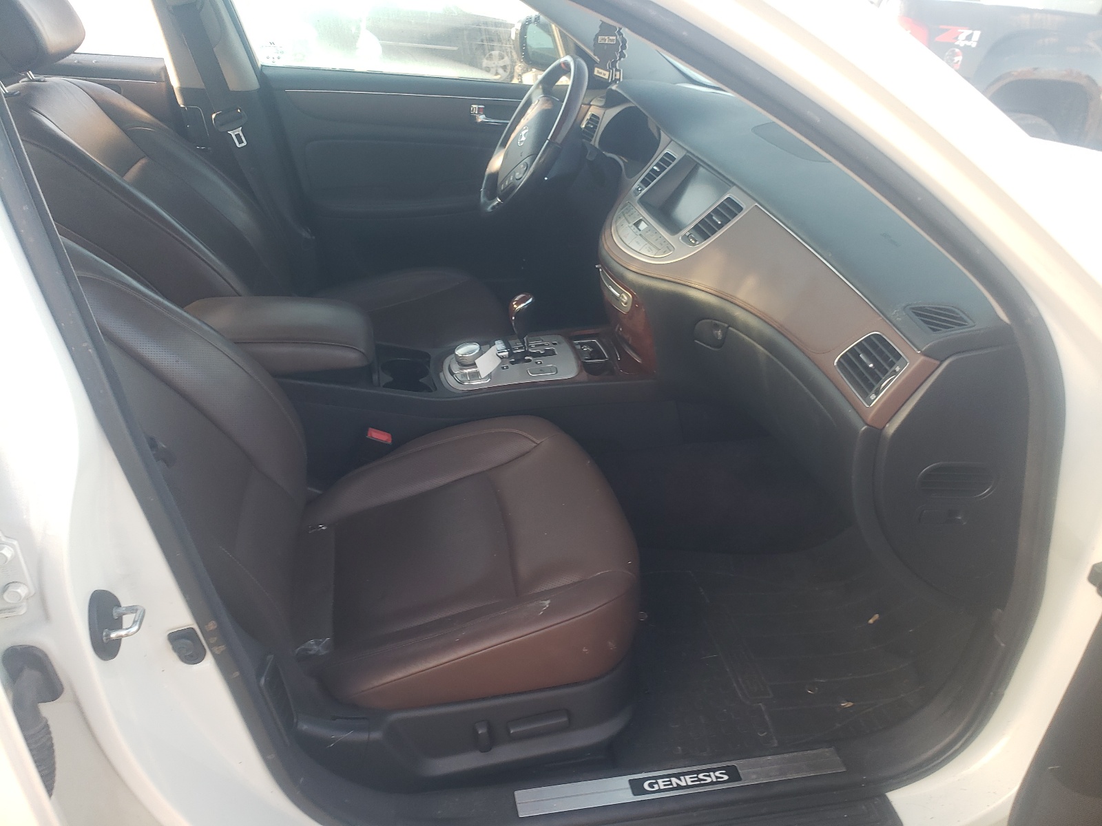 Photo 5 from auction – 2009 HYUNDAI GENESIS 4. with VIN KMHGC46F89U047240