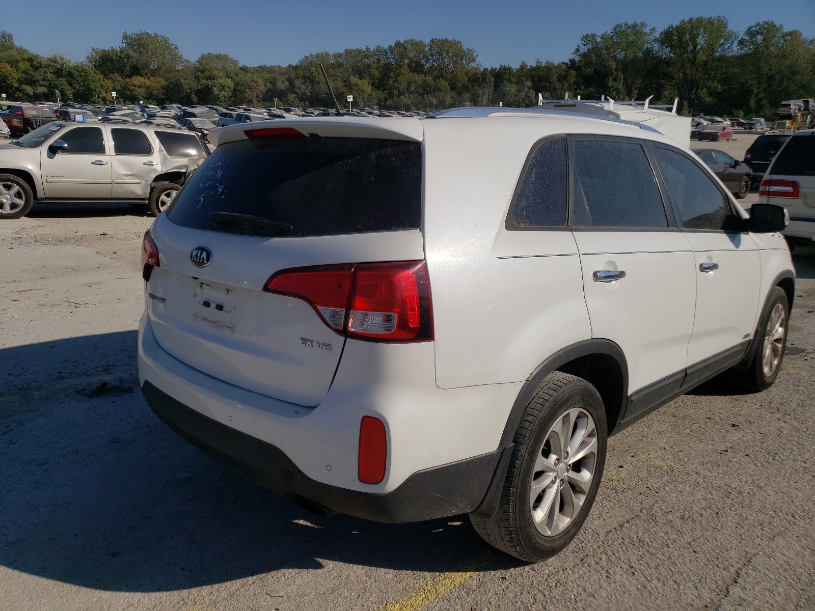 Photo 4 from auction – 2015 KIA SORENTO EX with VIN 5XYKUDA76FG653919