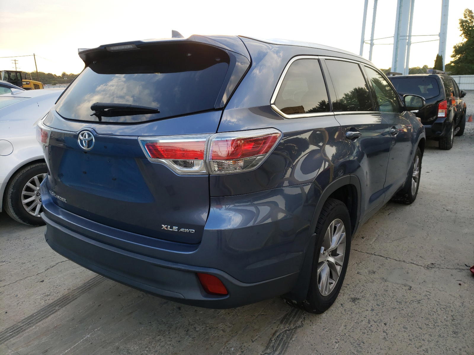 Photo 4 from auction – 2015 TOYOTA HIGHLANDER with VIN 5TDJKRFH5FS117126