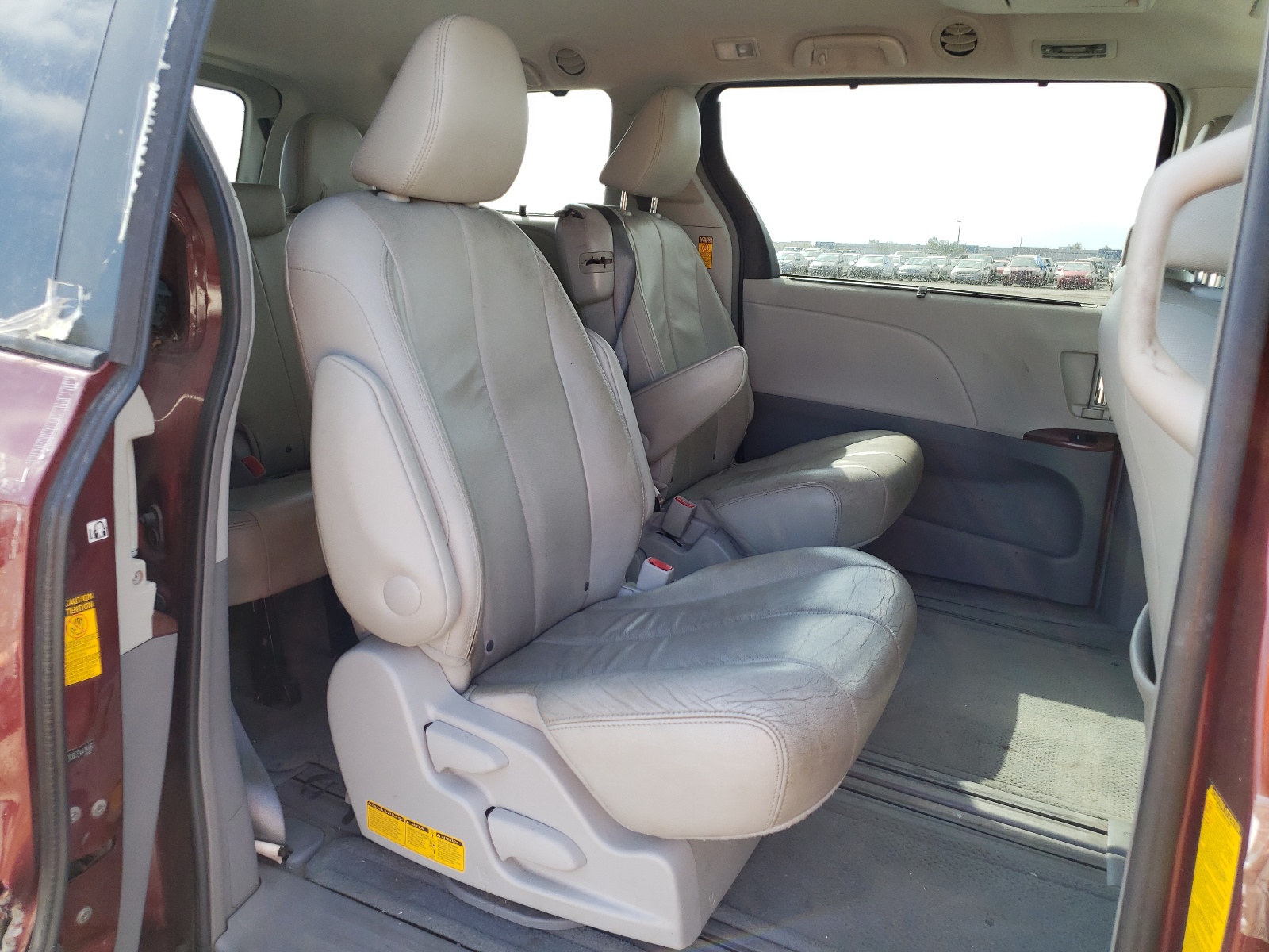 Photo 6 from auction – 2014 TOYOTA SIENNA XLE with VIN 5TDYK3DC6ES441476