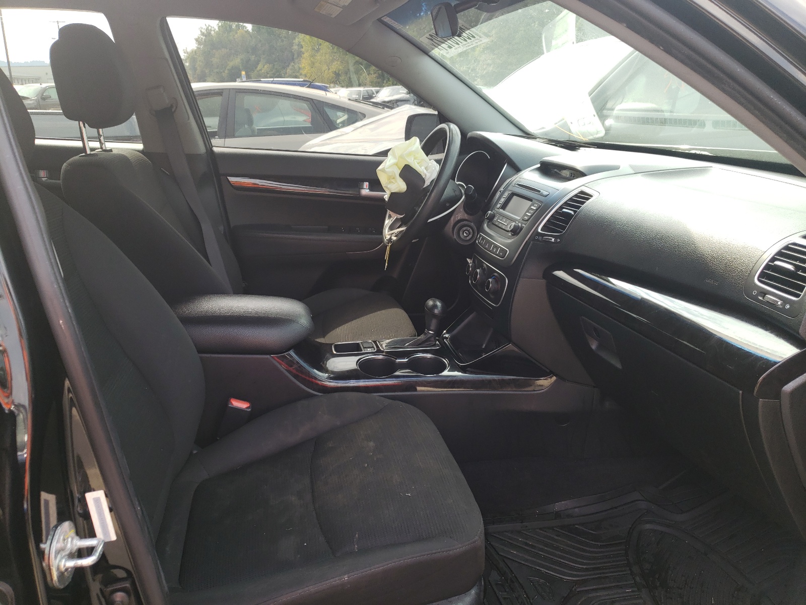 Photo 5 from auction – 2015 KIA SORENTO LX with VIN 5XYKT3A64FG582367