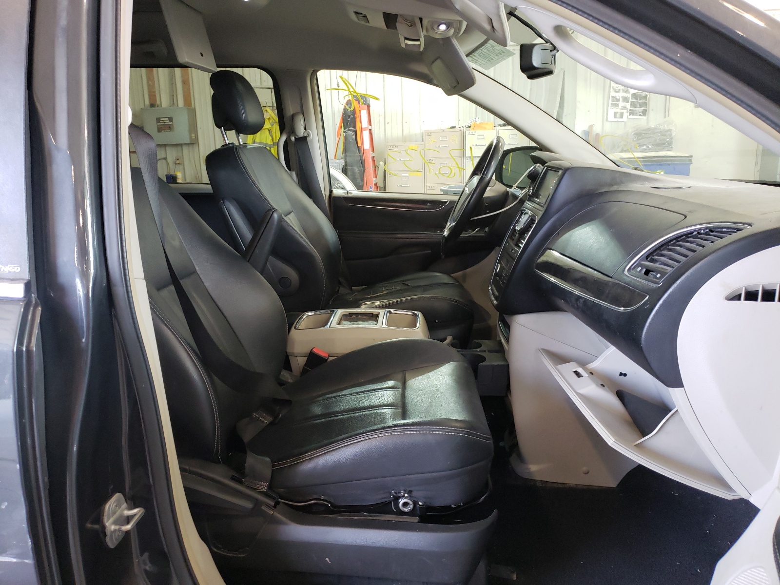 Photo 5 from auction – 2012 CHRYSLER TOWN & COU with VIN 2C4RC1BG4CR287125