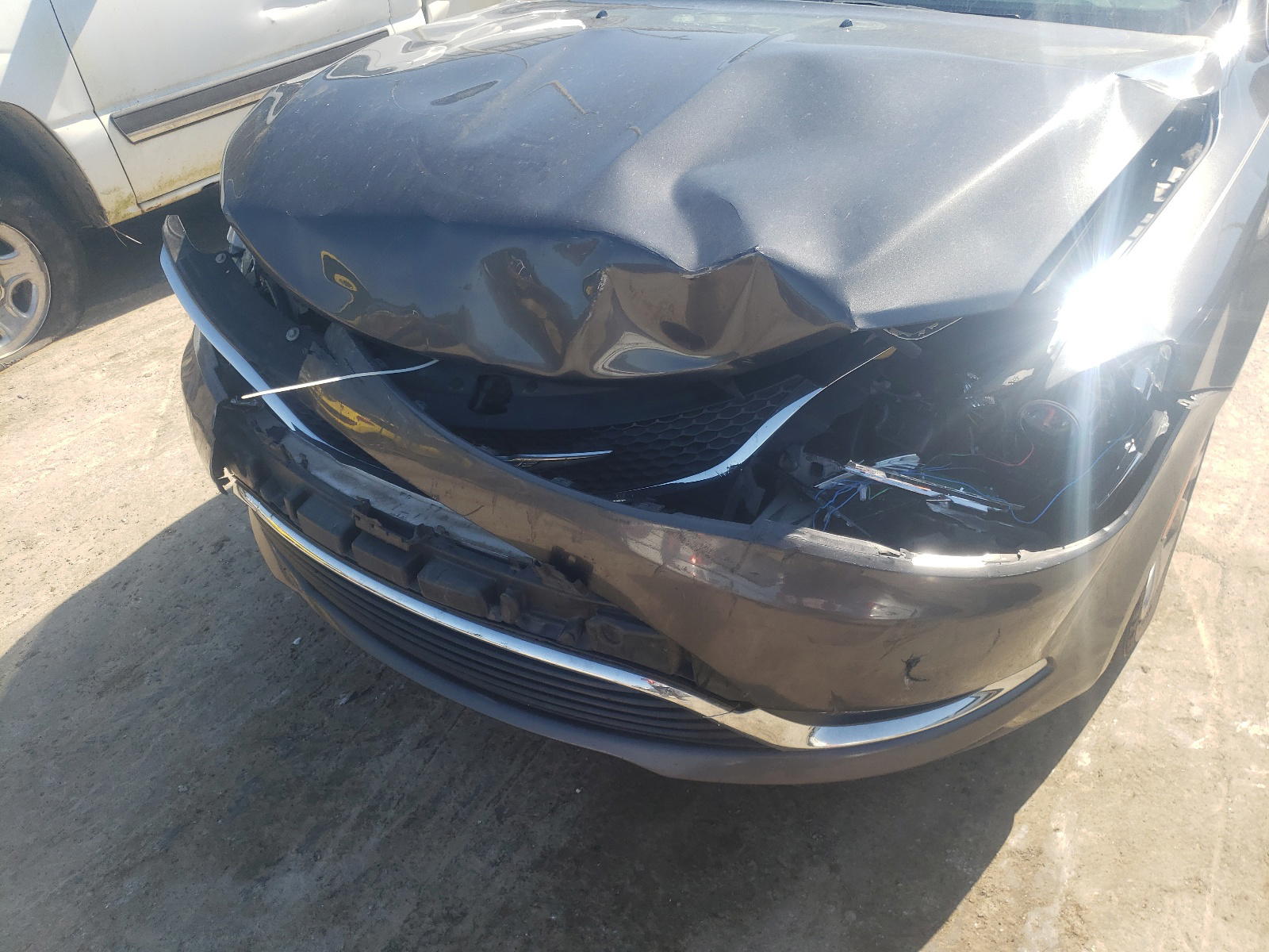 Photo 9 from auction – 2015 CHRYSLER 200 LIMITE with VIN 1C3CCCAB9FN670264