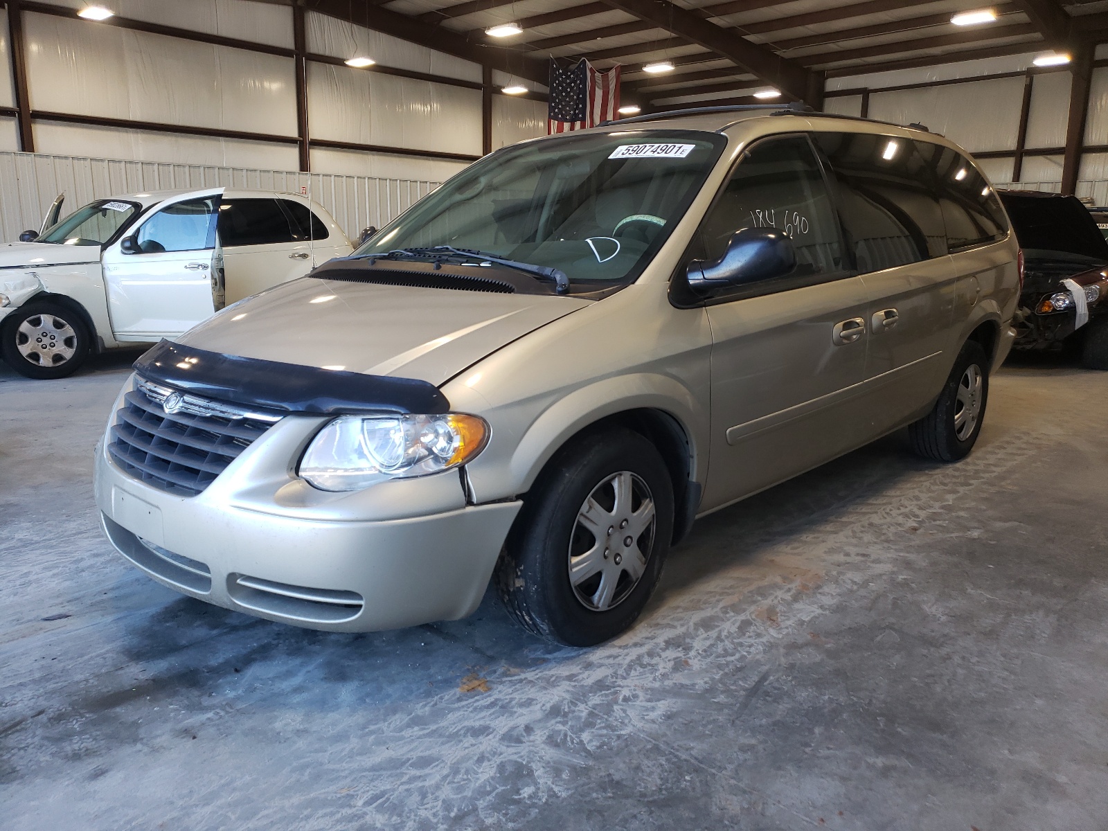Photo 2 from auction – 2005 CHRYSLER TOWN & COU with VIN 2C4GP44R25R197292