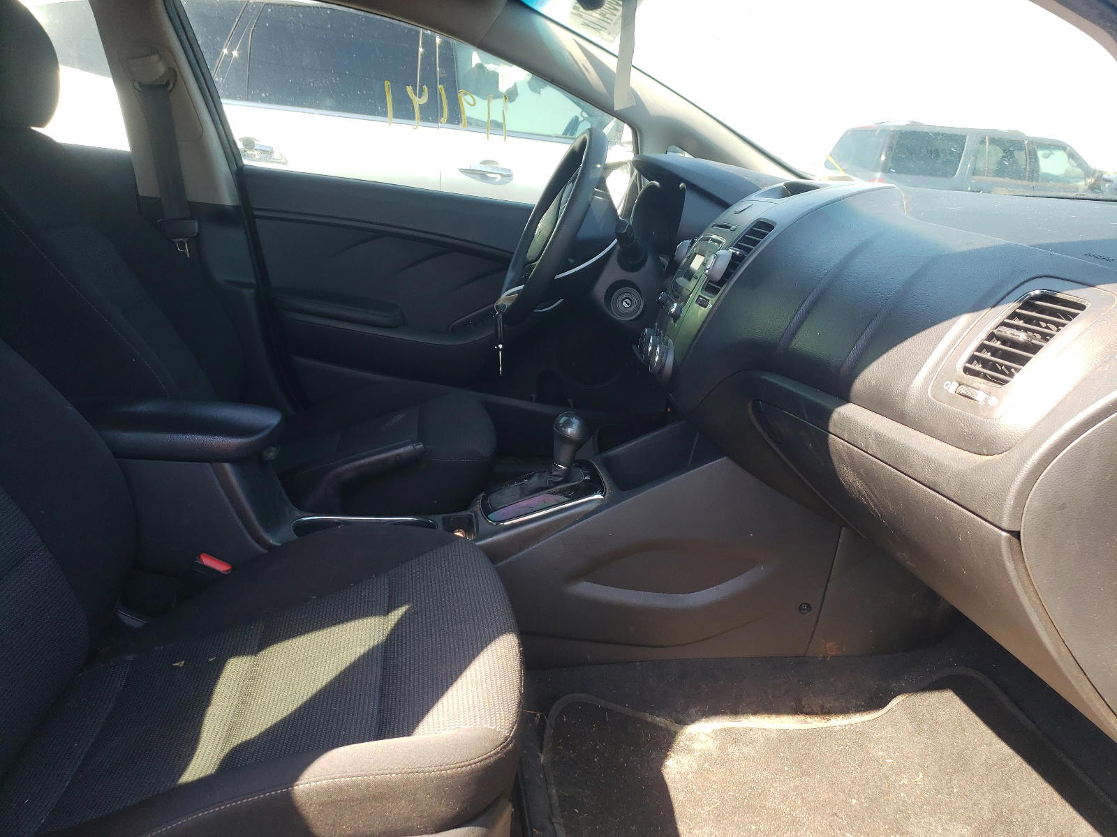Photo 5 from auction – 2017 KIA FORTE LX with VIN 3KPFK4A79HE068940