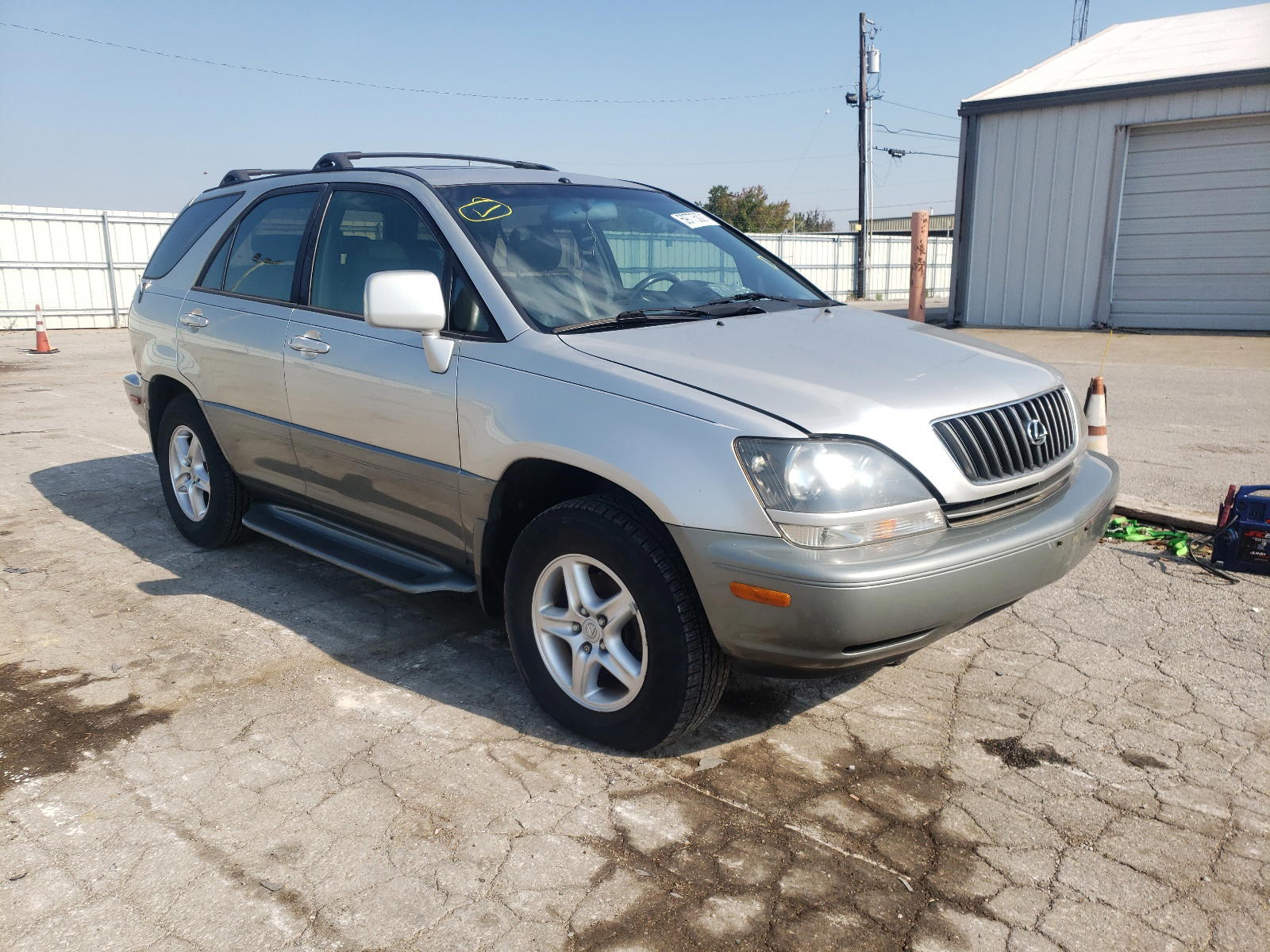 LEXUS RX 300 2000 with VIN JT6GF10U7Y0047566 - Photo from auction