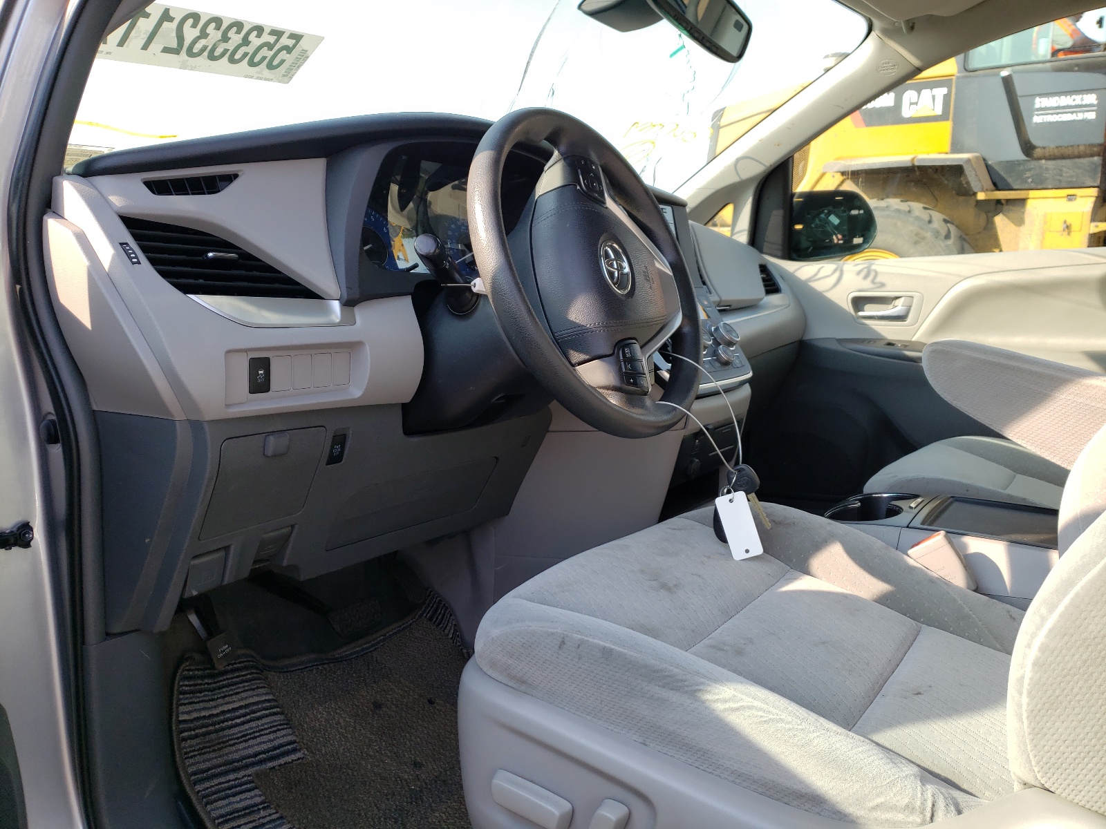 Photo 5 from auction – 2018 TOYOTA SIENNA LE with VIN 5TDKZ3DC2JS932901