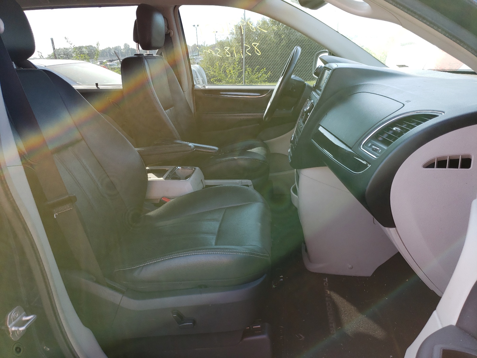 Photo 5 from auction – 2013 CHRYSLER TOWN & COU with VIN 2C4RC1CG4DR677822