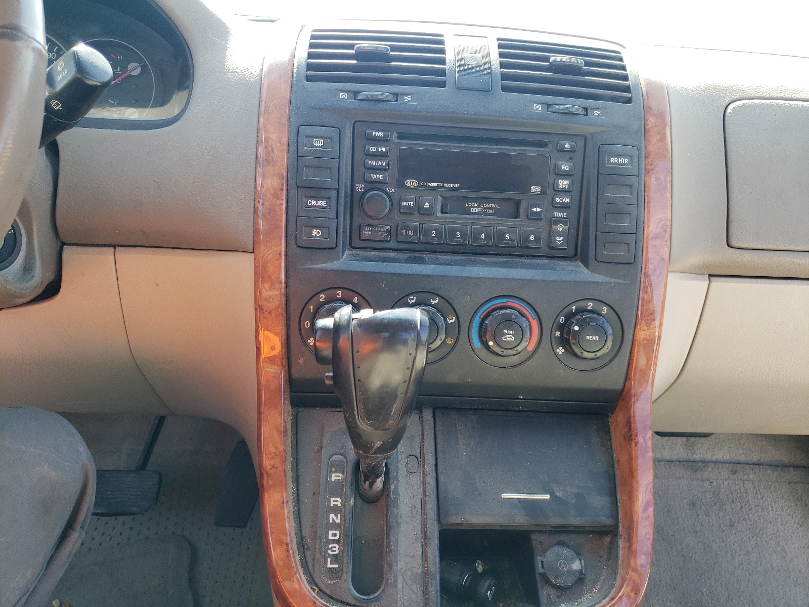 Photo 9 from auction – 2004 KIA SEDONA EX with VIN KNDUP131446584560