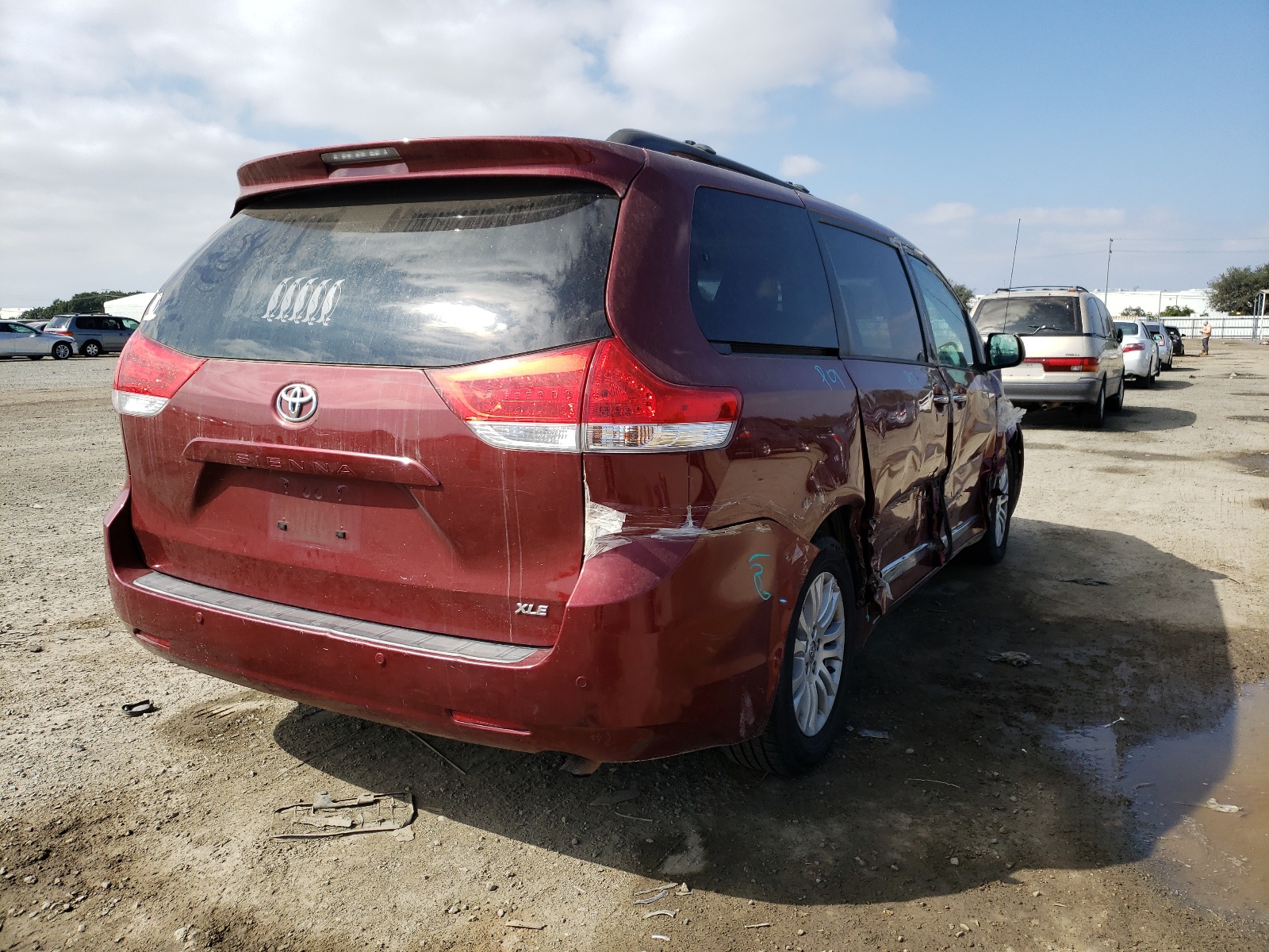Photo 4 from auction – 2014 TOYOTA SIENNA XLE with VIN 5TDYK3DC6ES441476
