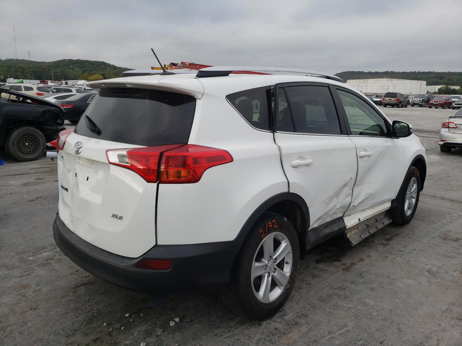Photo 4 from auction – 2014 TOYOTA RAV4 XLE with VIN JTMWFREV0EJ007324